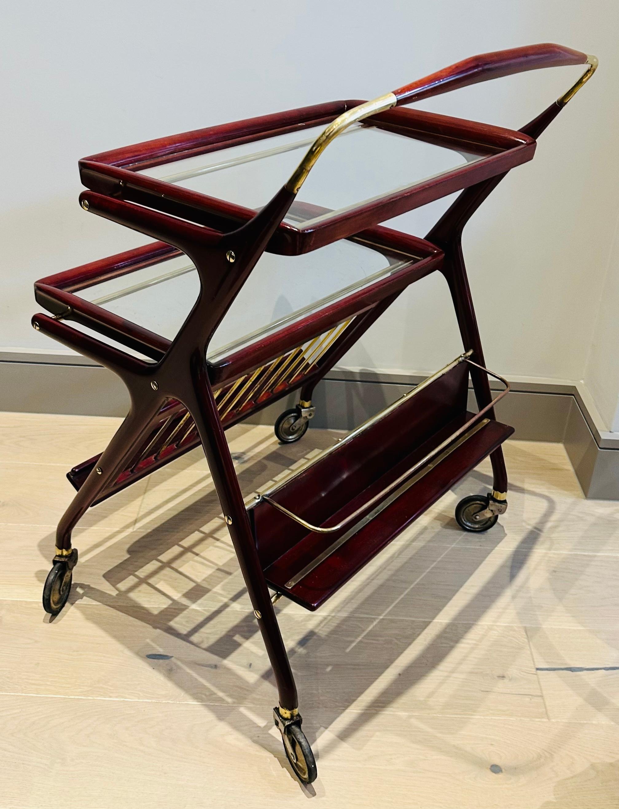 20ième siècle Chariot de bar ou chariot à boissons italien des années 1950 en laiton et Wood Cesar Lacca - Cassina en vente