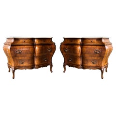 Paire de commodes italiennes des années 1950 en ronce de noyer marquetée et dessus en marbre de style Louis XV