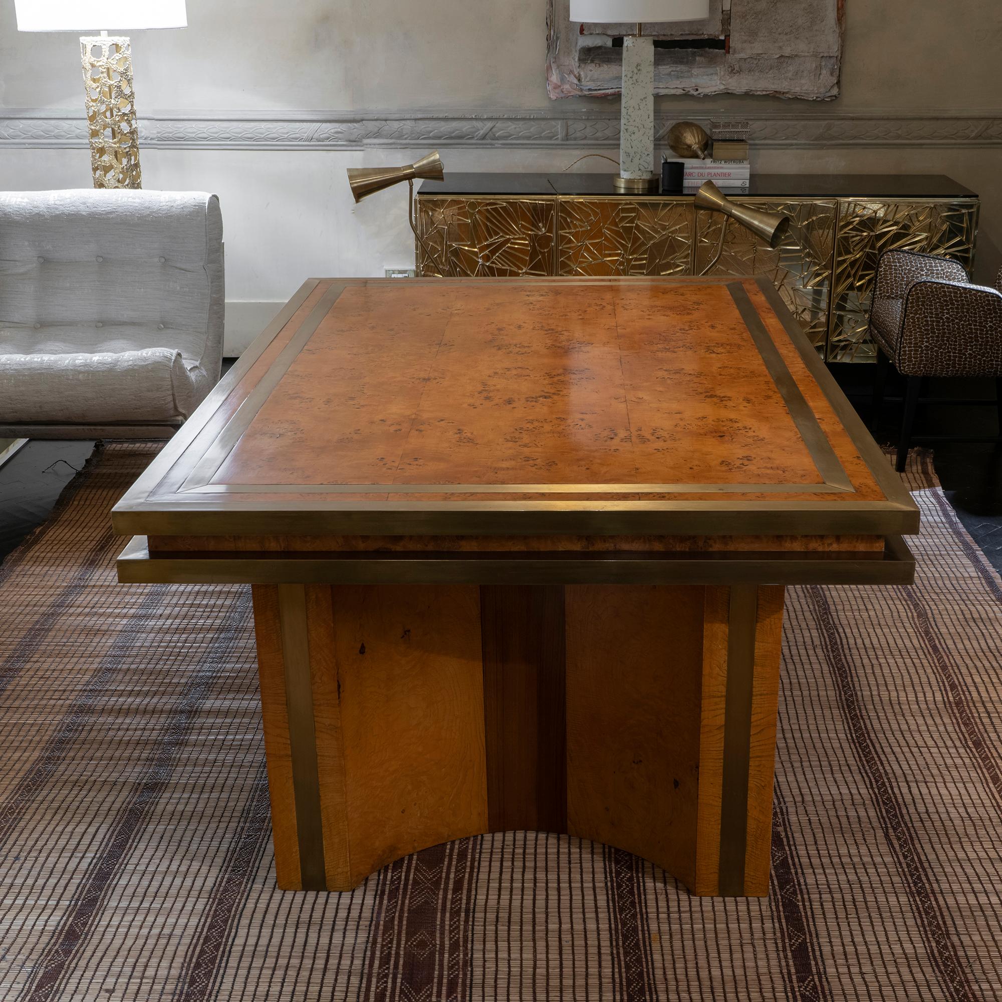 1950s Italian Burl wood Dining Table, Brass Details In Good Condition In Firenze, IT