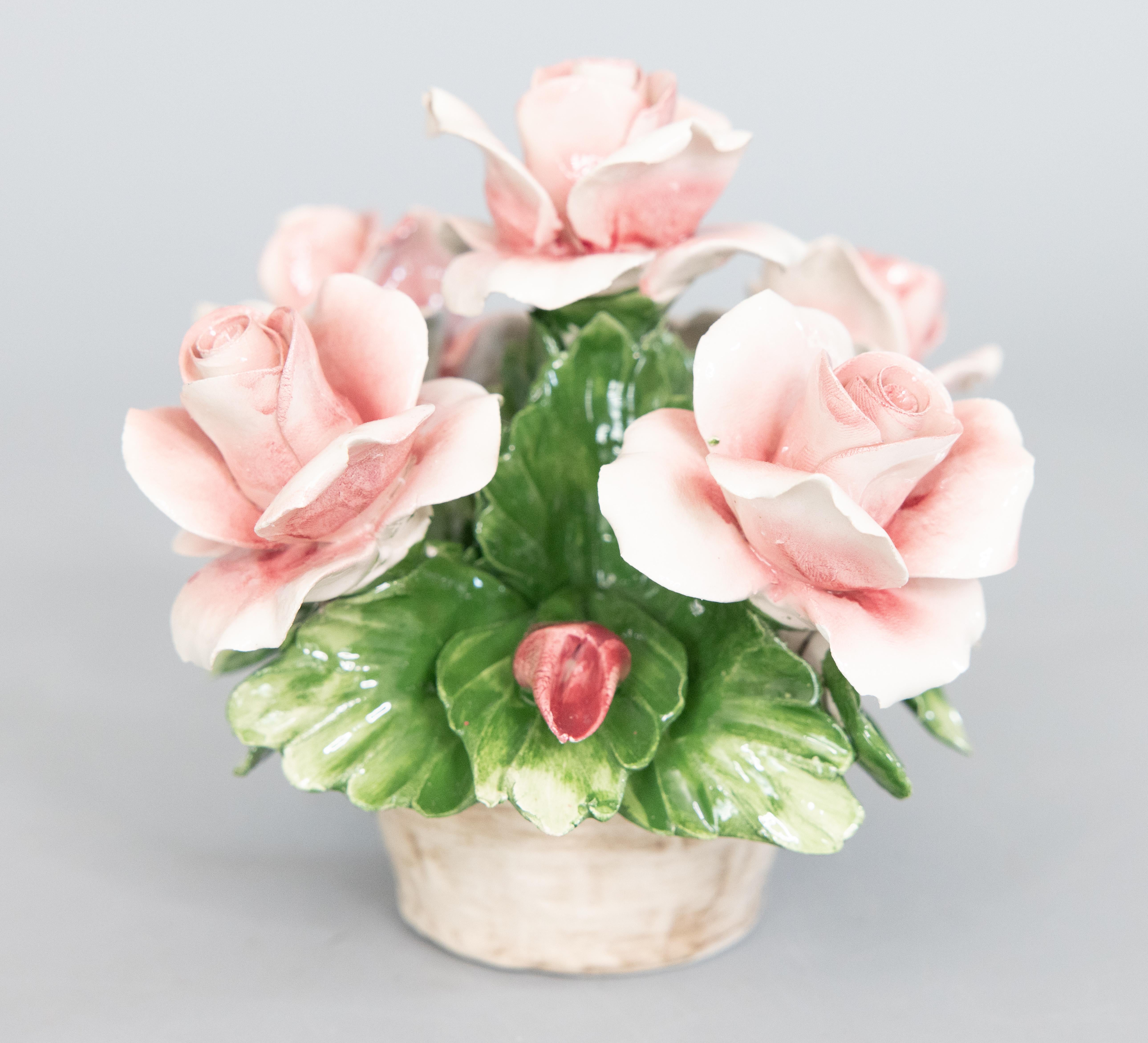 Una bellissima composizione floreale in porcellana italiana di Capodimonte, circa 1950. Marcato 
