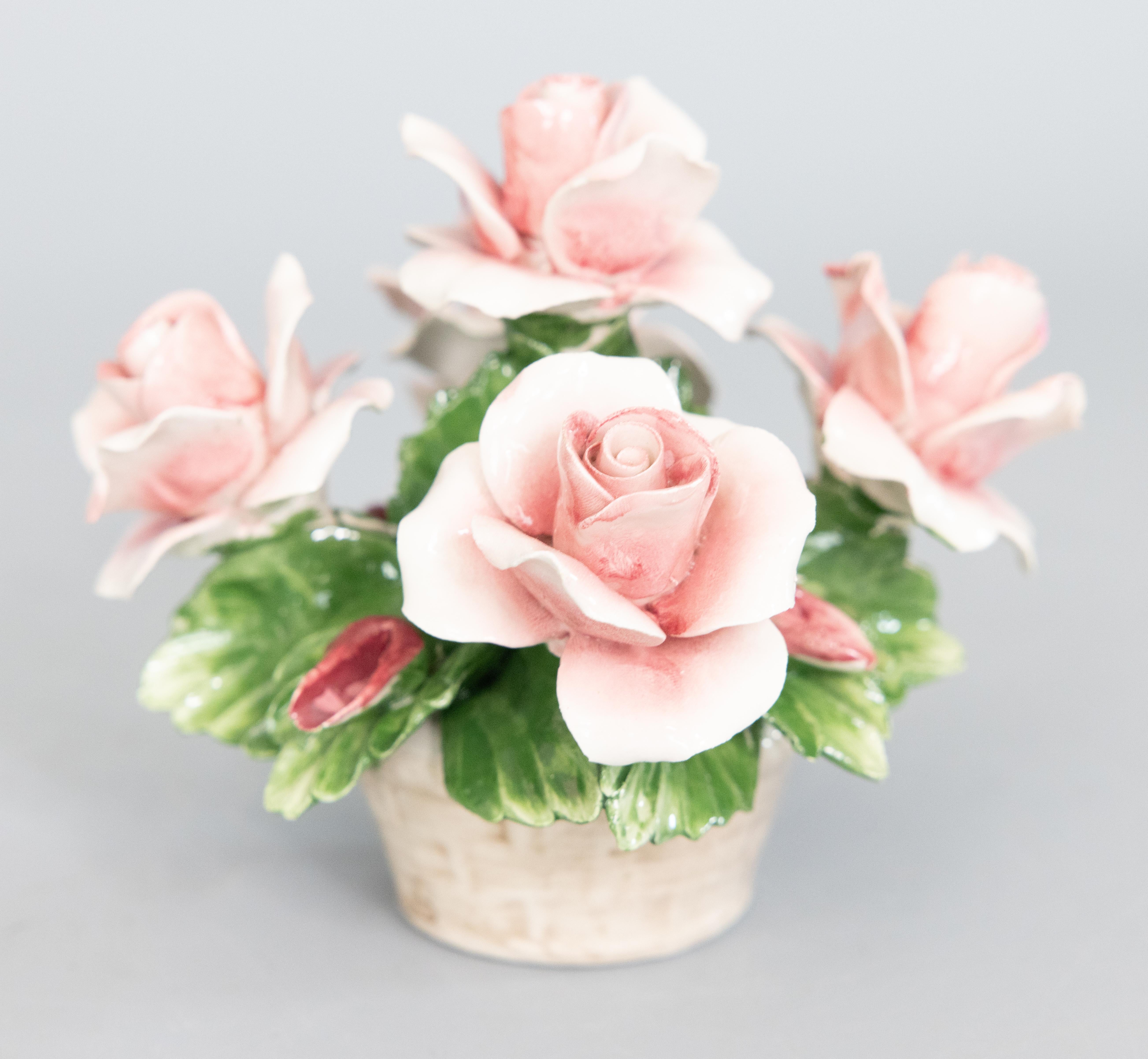 Italiano Composizione floreale in porcellana di rose rosa bionde di Capodimonte degli anni '50 in vendita