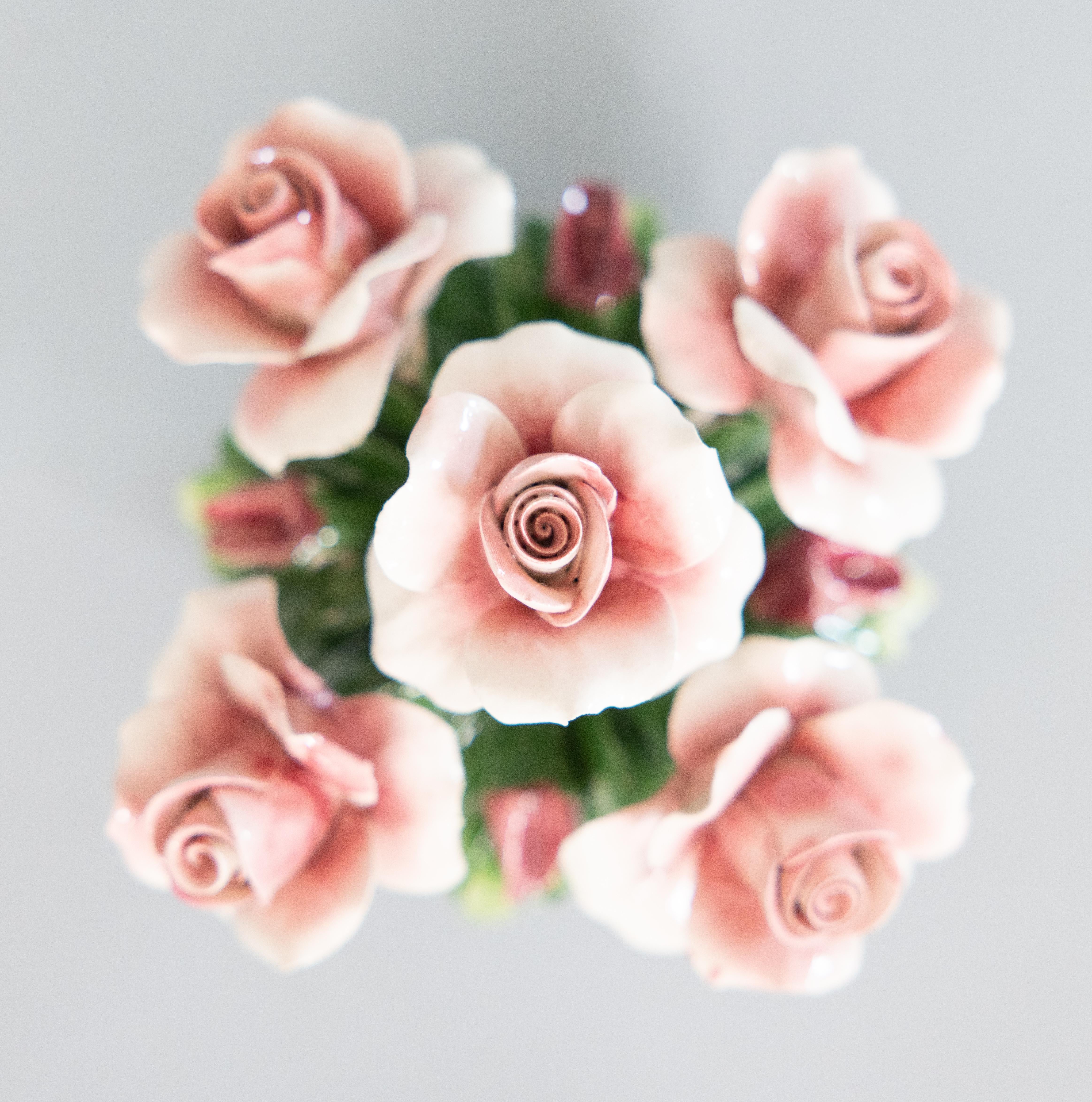 Dipinto a mano Composizione floreale in porcellana di rose rosa bionde di Capodimonte degli anni '50 in vendita