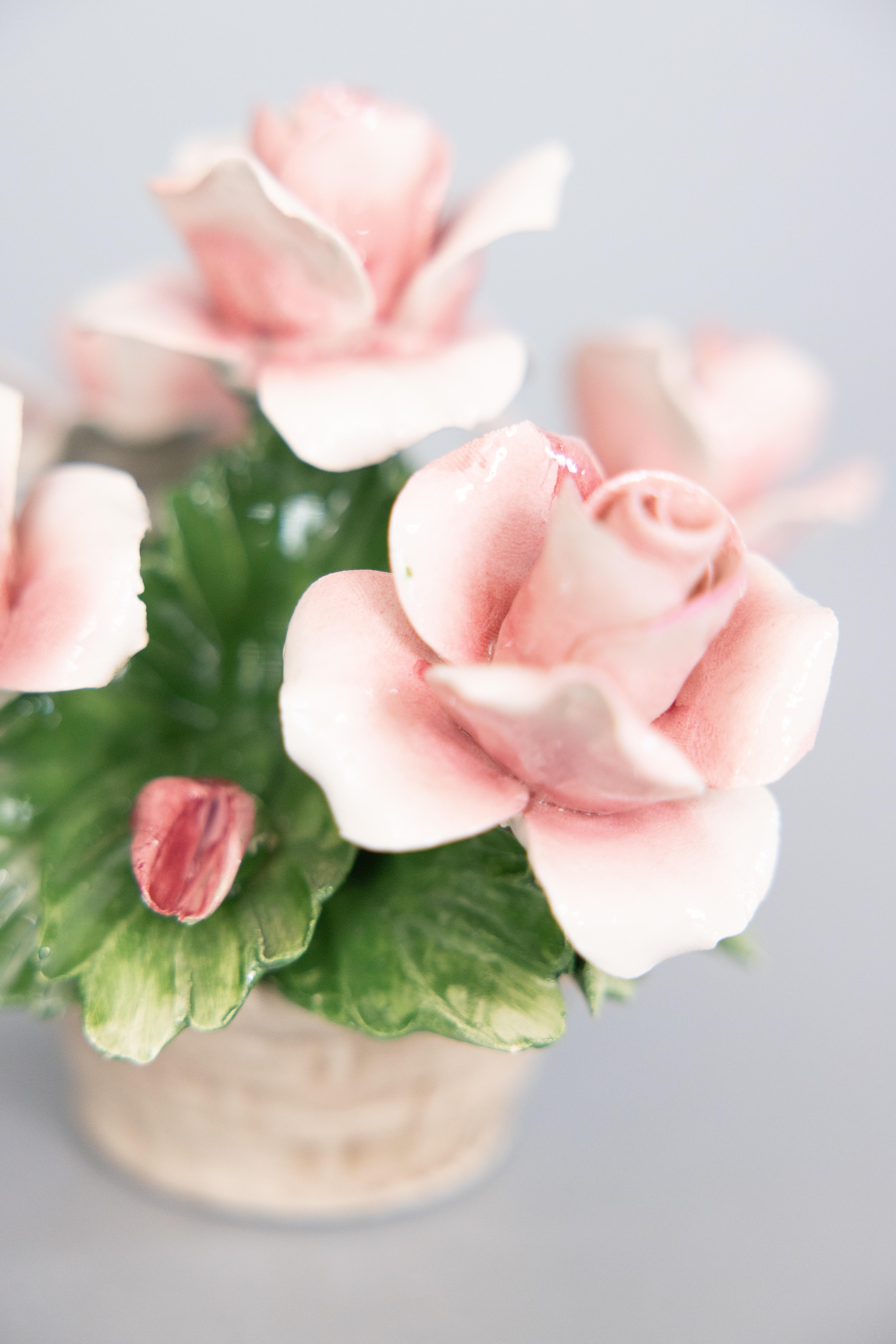 Composizione floreale in porcellana di rose rosa bionde di Capodimonte degli anni '50 In condizioni buone in vendita a Pearland, TX