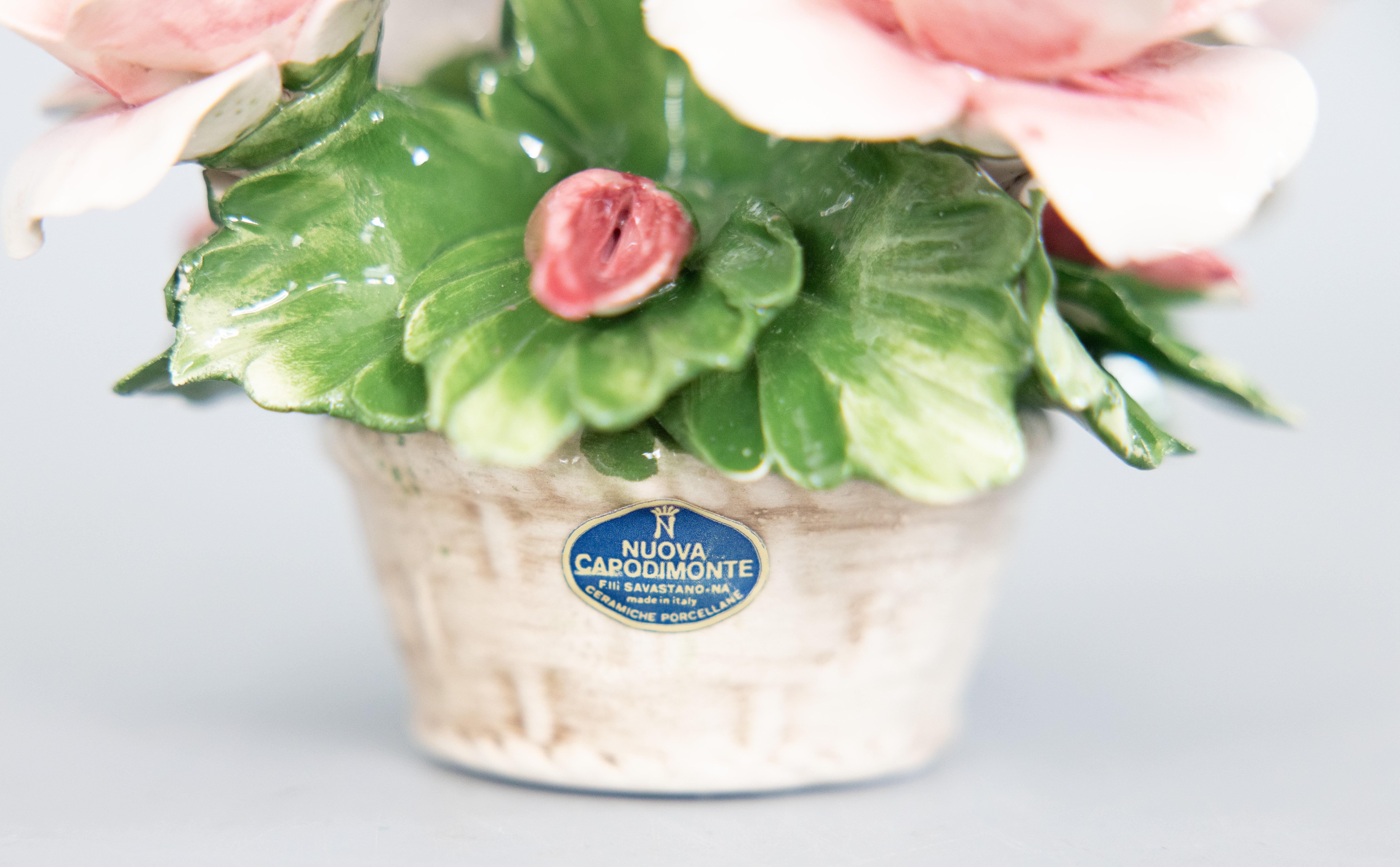 Porcellana Composizione floreale in porcellana di rose rosa bionde di Capodimonte degli anni '50 in vendita