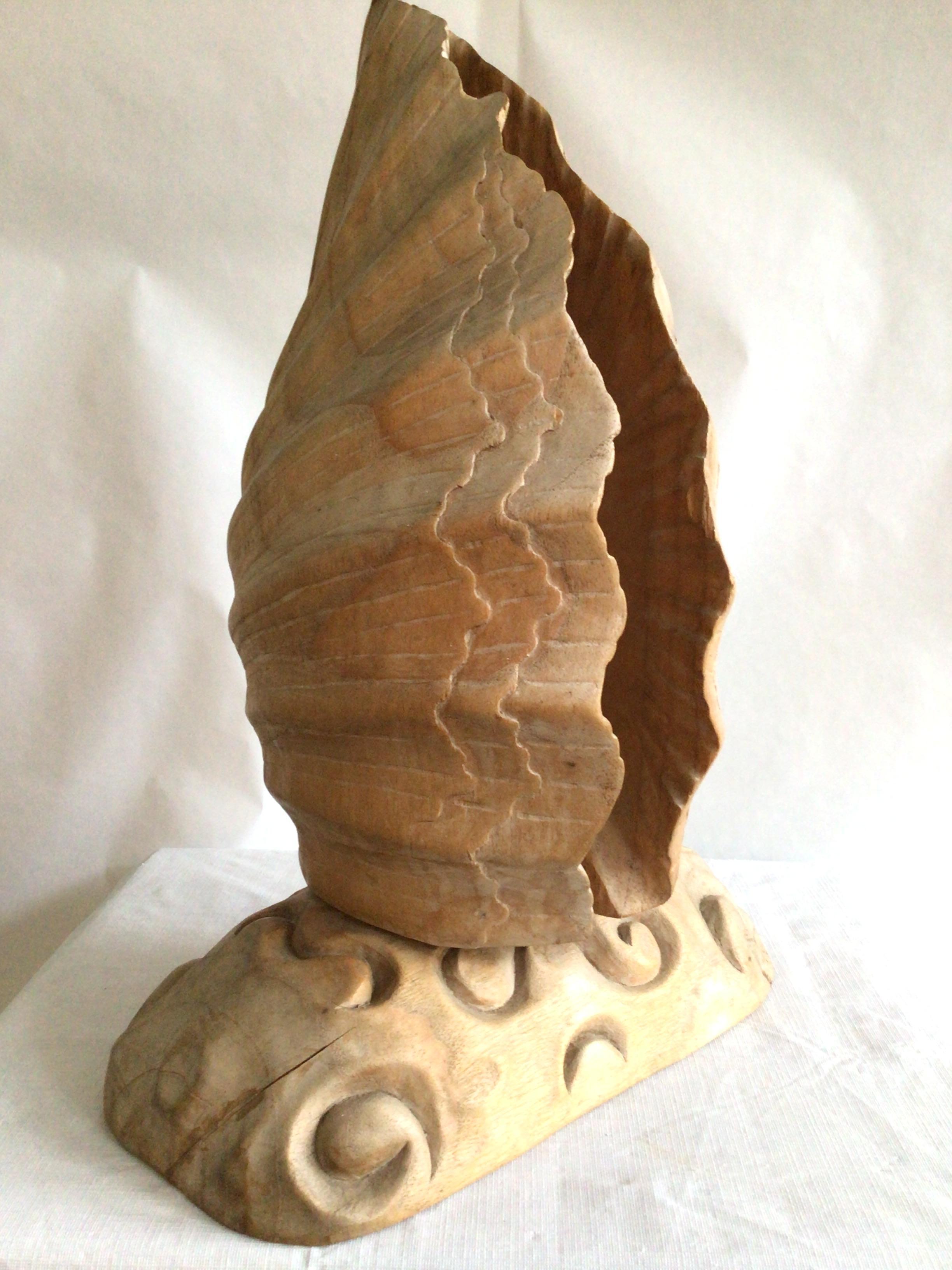 Sculpté à la main Sculpture italienne des années 1950 en bois sculpté, feuille pliée sur base en Wood Wood en vente