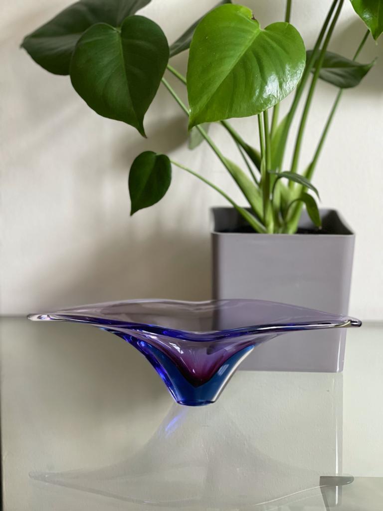 Italian Mid-Century Modern handblown freeform Murano centerpiece, decorative dish or vide poche by Flavio Poli for Seguso Vetri d'Arte. Designed and crafted in Sommerso technique in superb hues of blue and purple. 
Italy, circa the 1950s. 
524