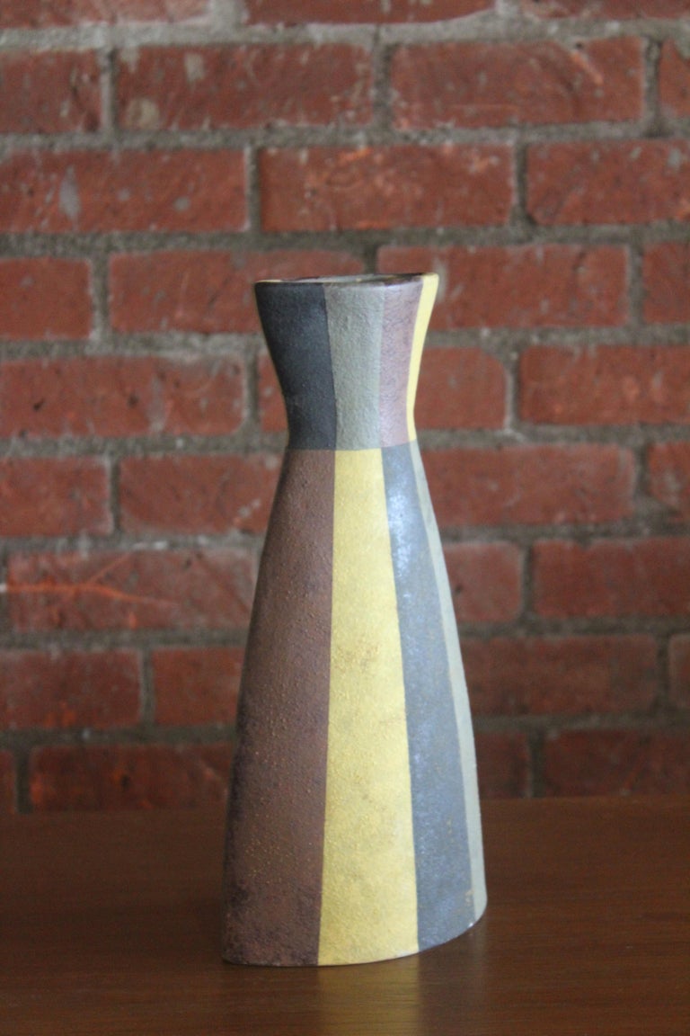A vintage Italian art pottery vase in ceramic. In wonderful condition. Signed on the bottom.
