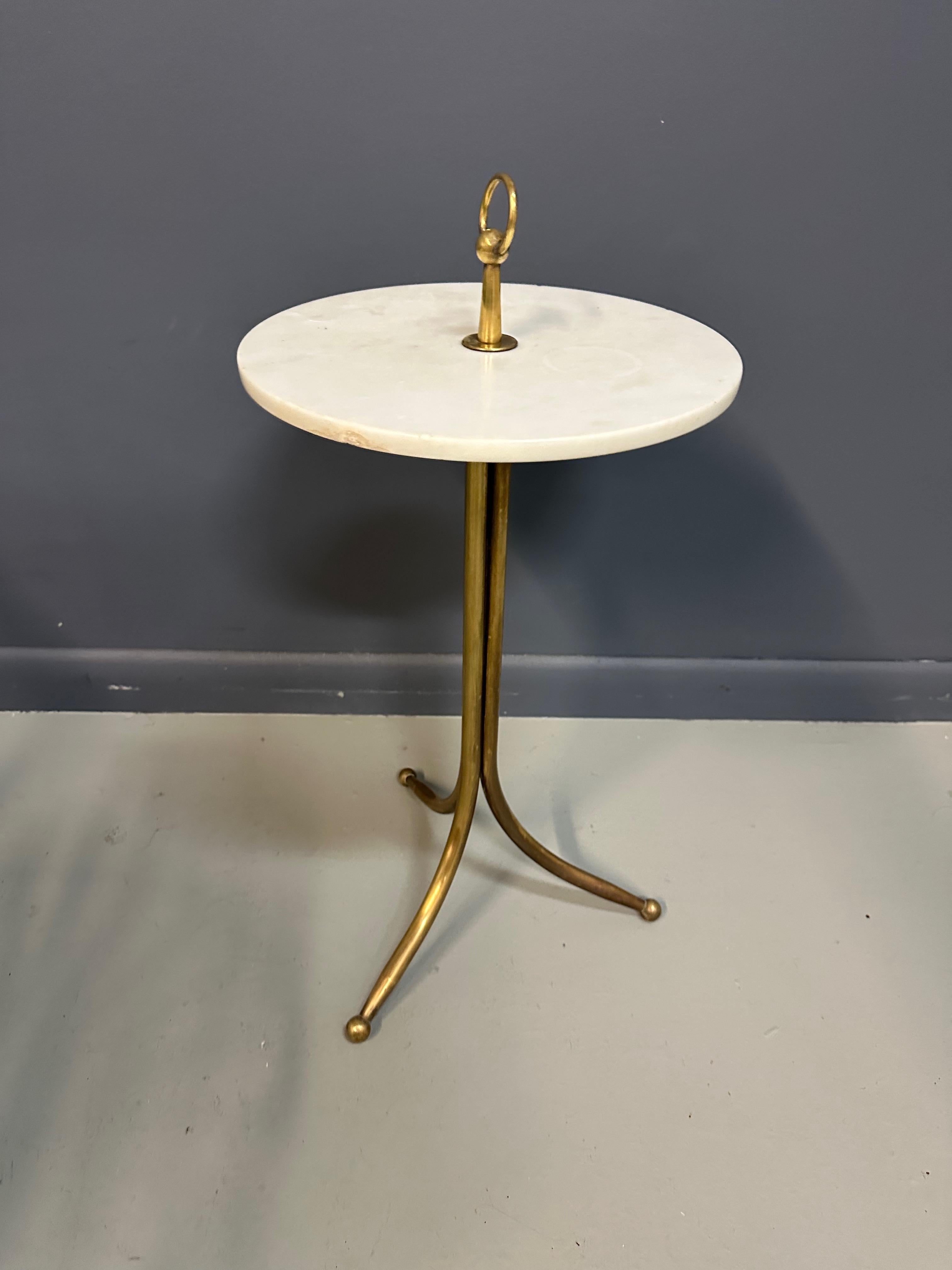 Una fina mesita de bebidas de mármol y latón del arquitecto y diseñador Cesare Lacca.

El Sr. Lacca es conocido por los muebles modernistas que creó en la década de 1950. Realizada con materiales como la teca, el cristal y el latón, su obra sigue