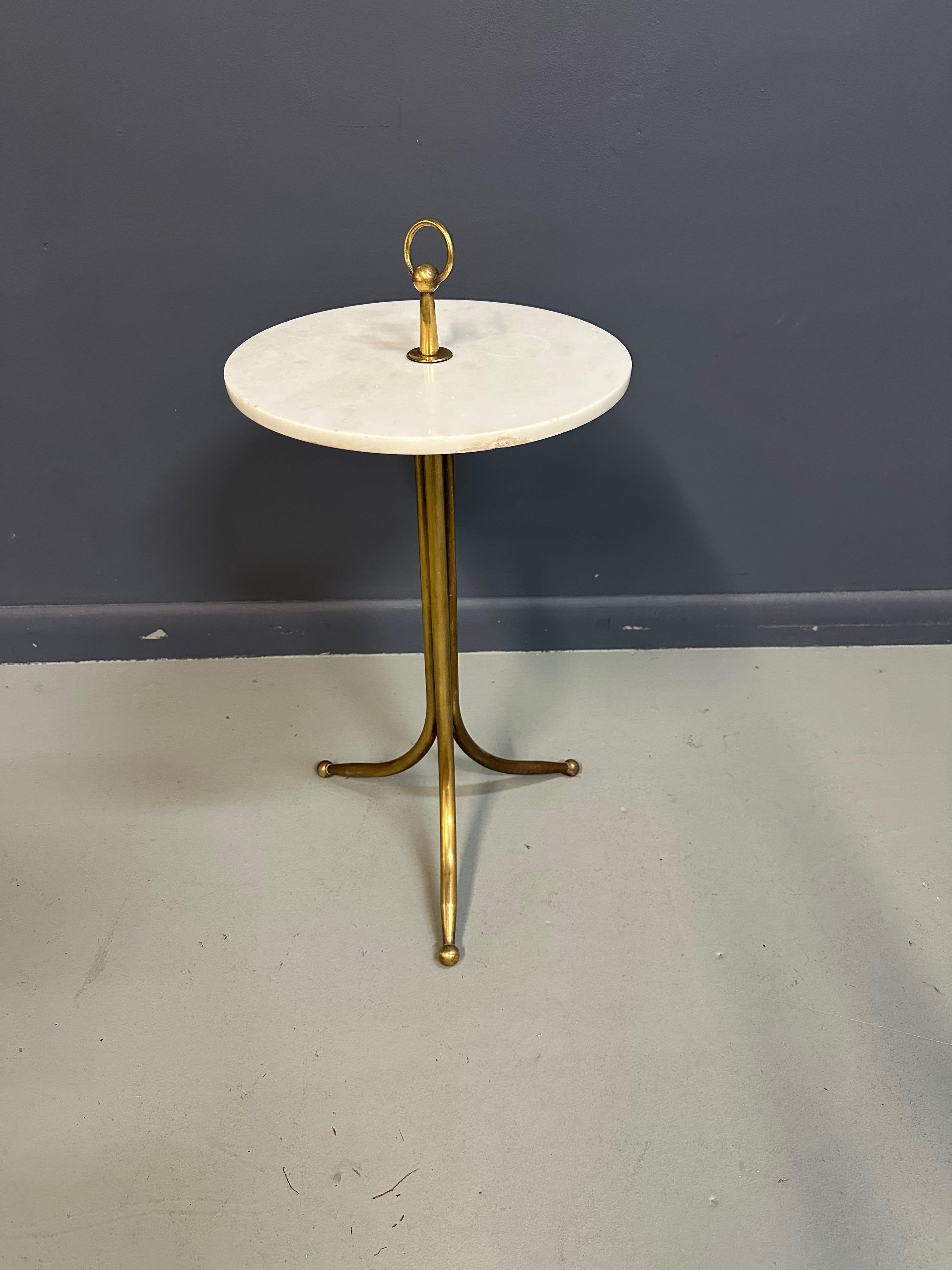 Mesa de bebidas italiana Cesare Lacca de latón y mármol de los años 50 Siglo Medio Moderno de mediados de siglo en venta