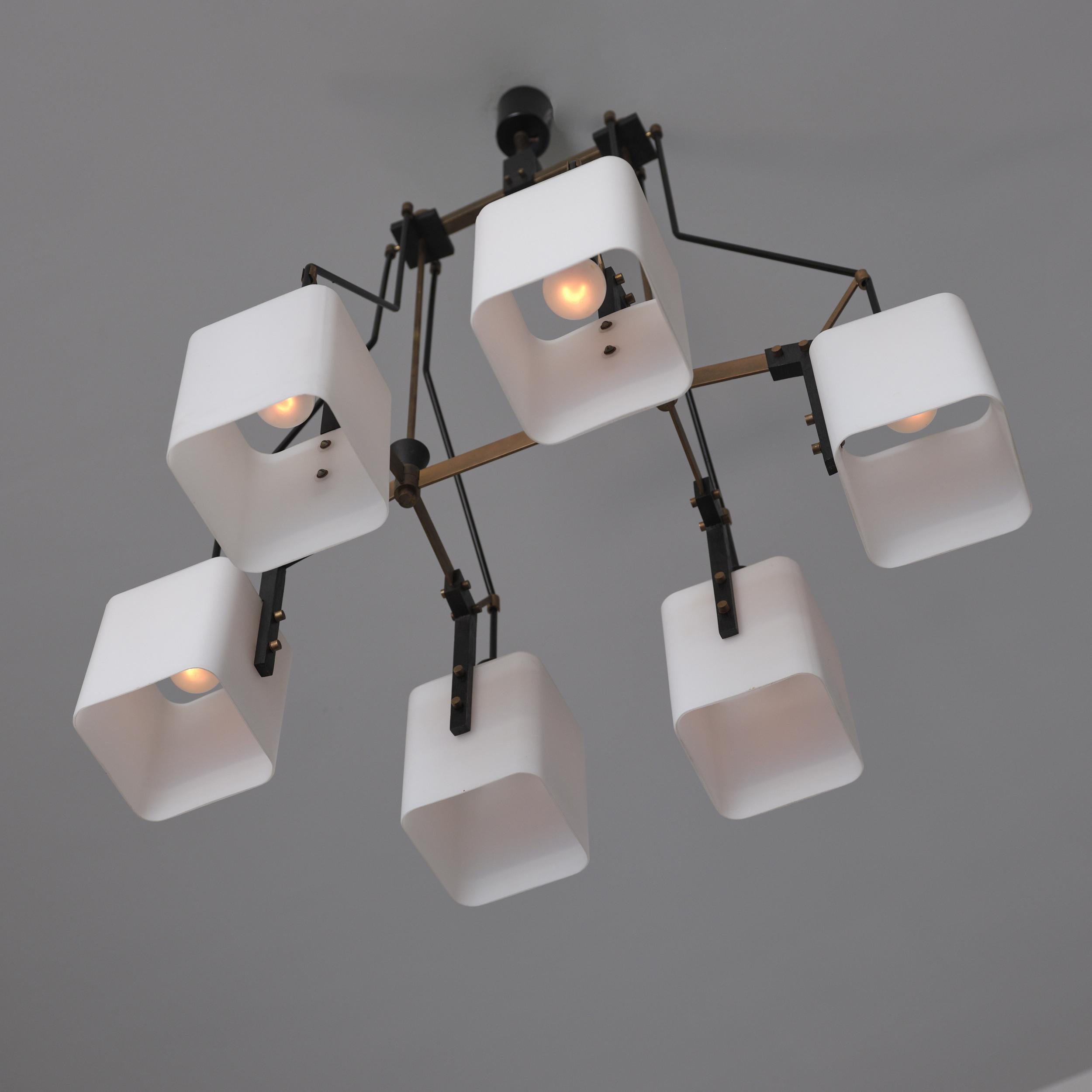 Lampadario italiano degli anni '50 attribuito a Stilnovo in acciaio smaltato nero e ottone in vendita 3