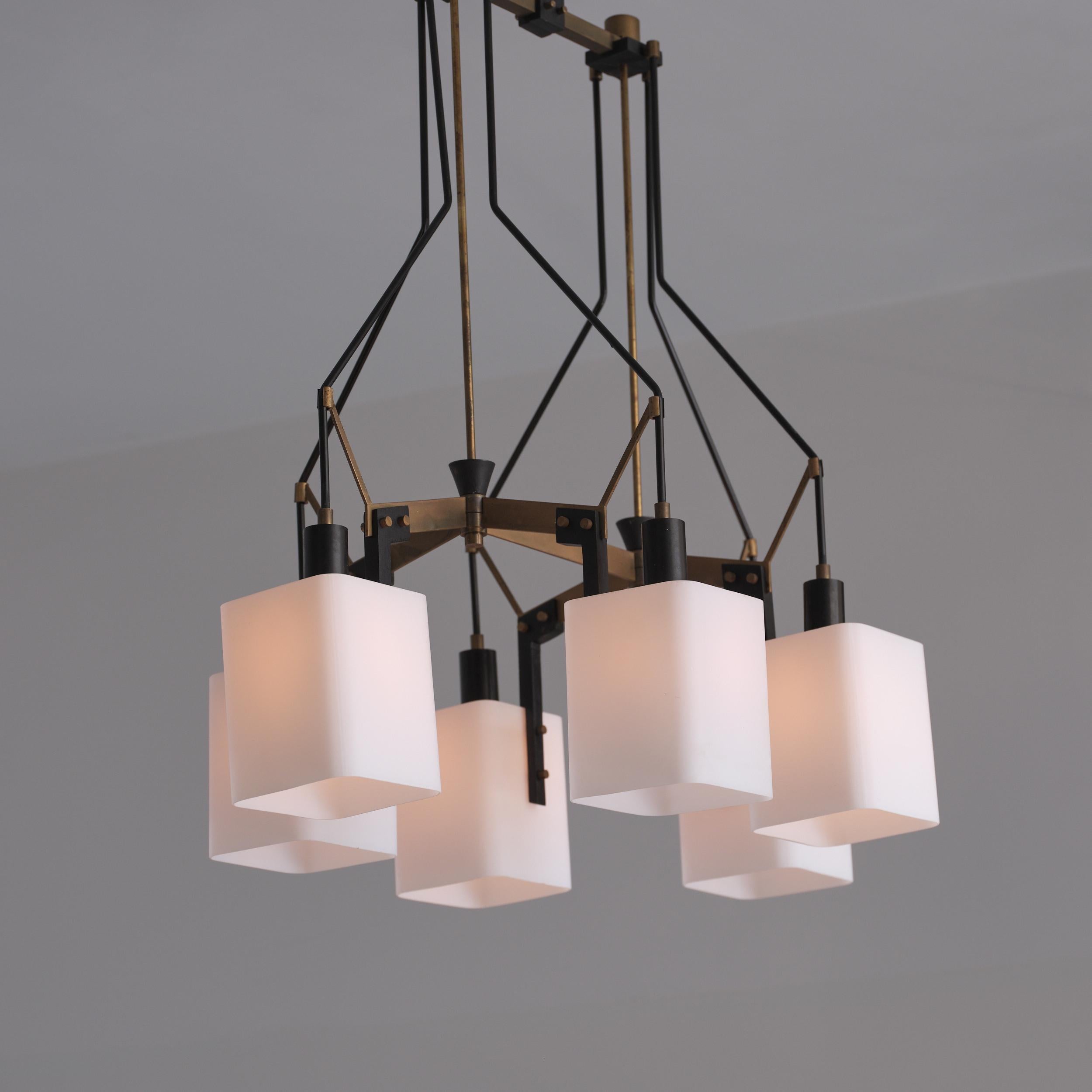 Lampadario italiano degli anni '50 attribuito a Stilnovo in acciaio smaltato nero e ottone in vendita 4