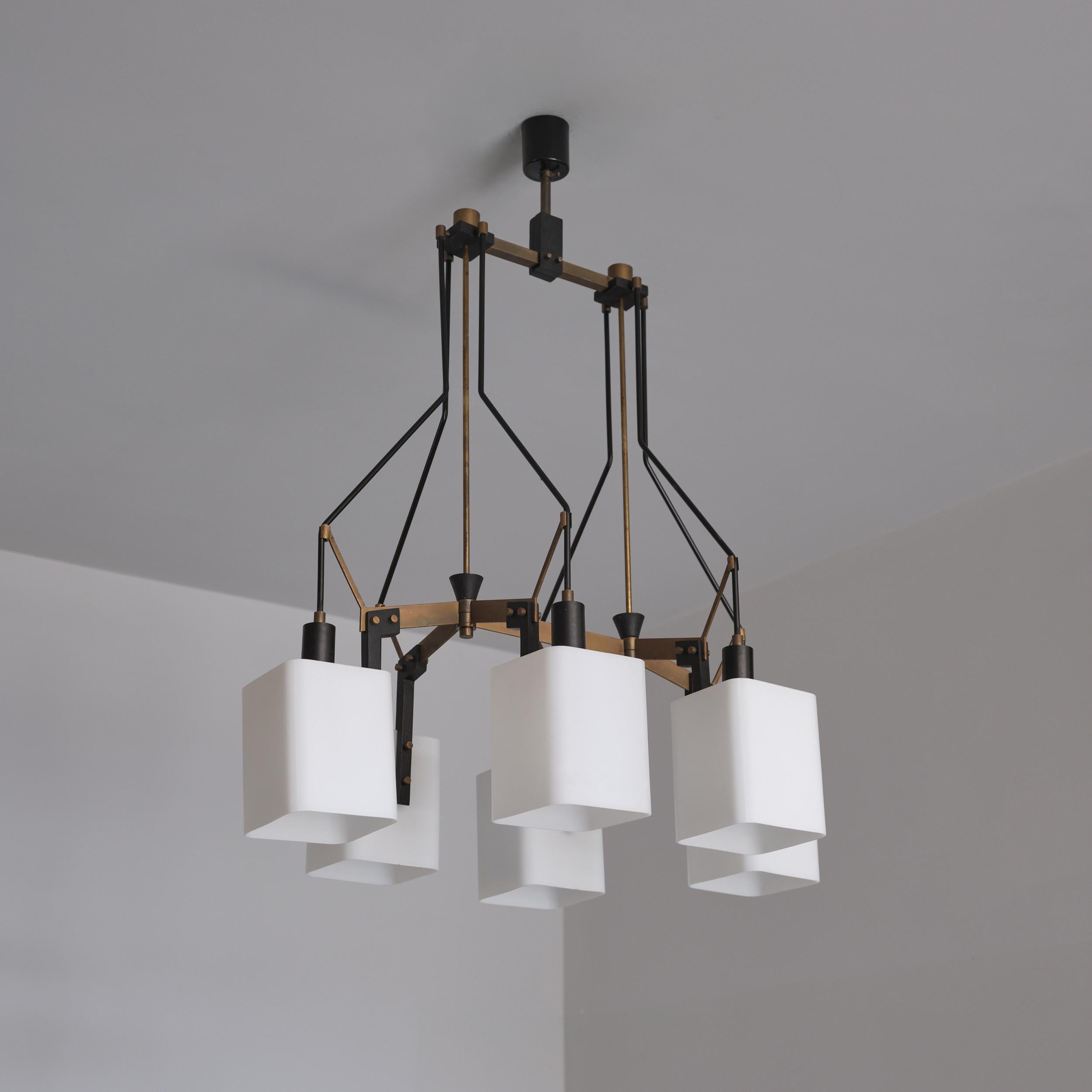 Lampadario italiano degli anni '50 attribuito a Stilnovo in acciaio smaltato nero e ottone in vendita 5