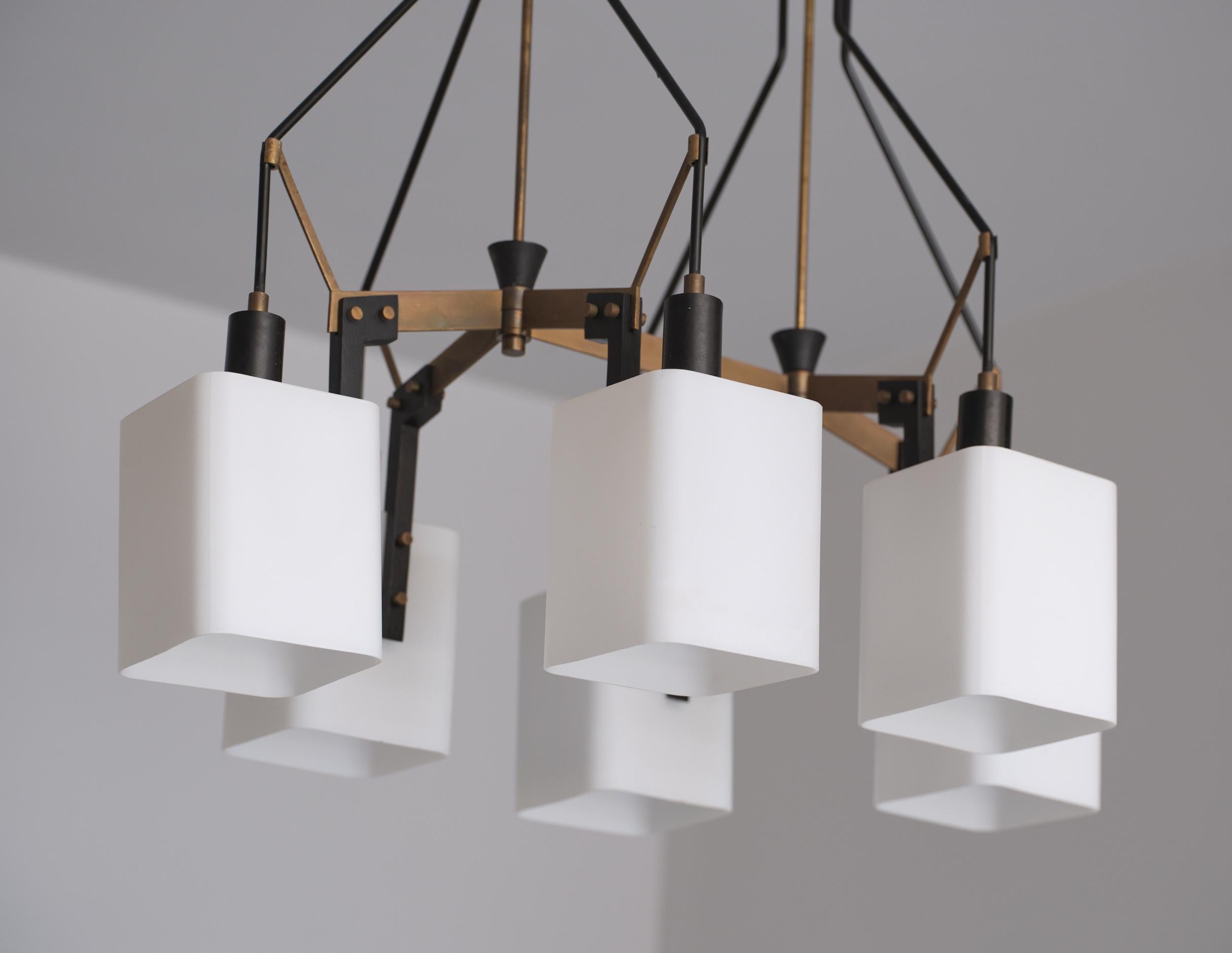 Lampadario italiano degli anni '50 attribuito a Stilnovo in acciaio smaltato nero e ottone in vendita 6