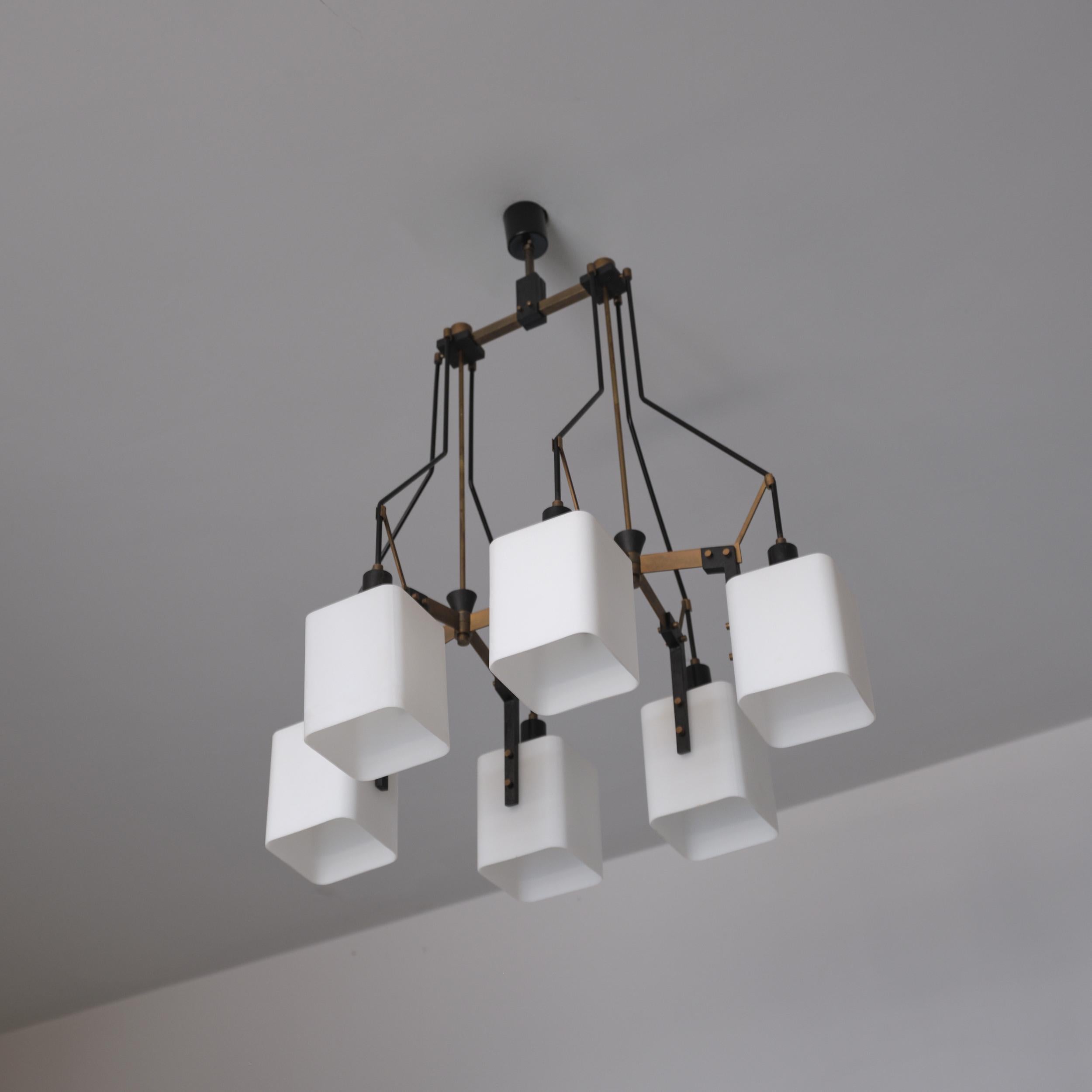 Lampadario italiano degli anni '50 attribuito a Stilnovo in acciaio smaltato nero e ottone in vendita 8