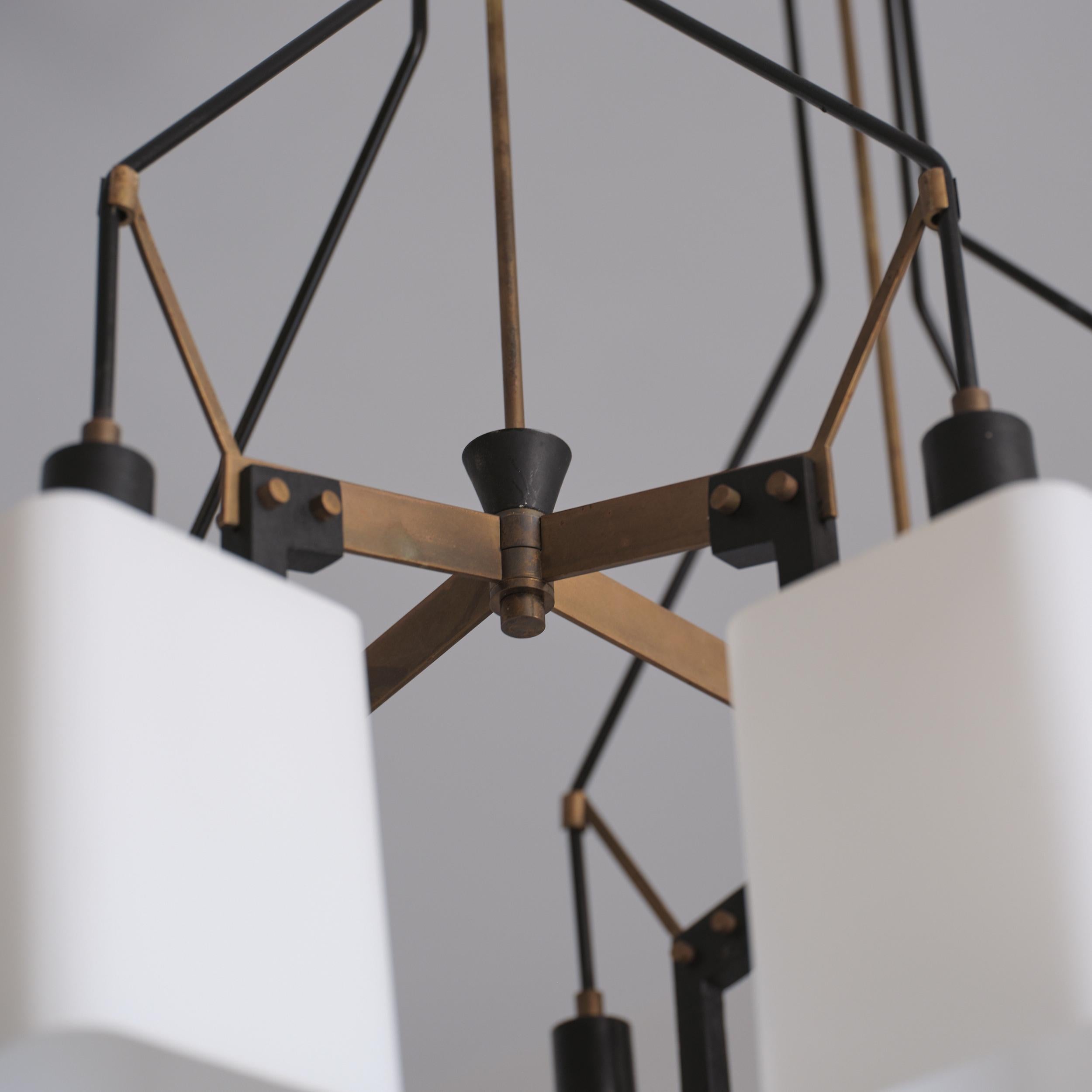 Lampadario italiano degli anni '50 attribuito a Stilnovo in acciaio smaltato nero e ottone in vendita 11