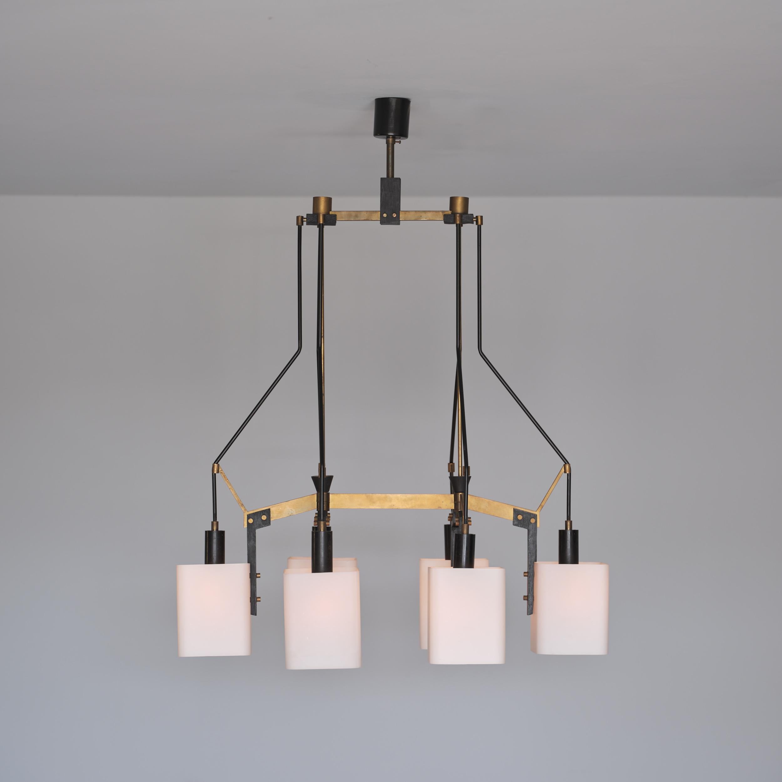 Lampadario italiano degli anni '50, attribuito a Stilnovo, caratterizzato da un design geometrico e strutturale. La struttura è composta da elementi in acciaio smaltato nero combinati con connettori e dettagli in ottone massiccio, e sostiene sei