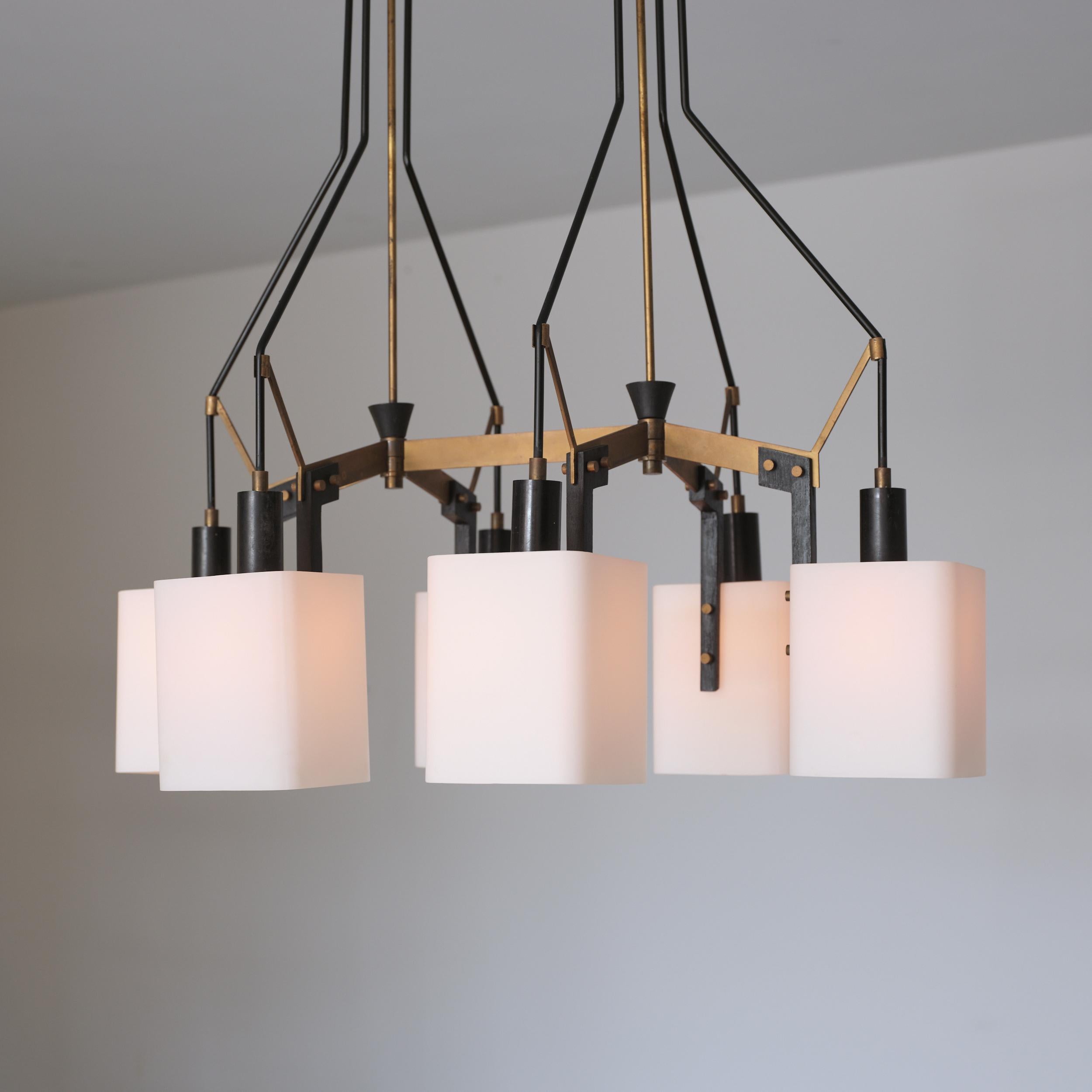 Mid-Century moderno Lampadario italiano degli anni '50 attribuito a Stilnovo in acciaio smaltato nero e ottone in vendita