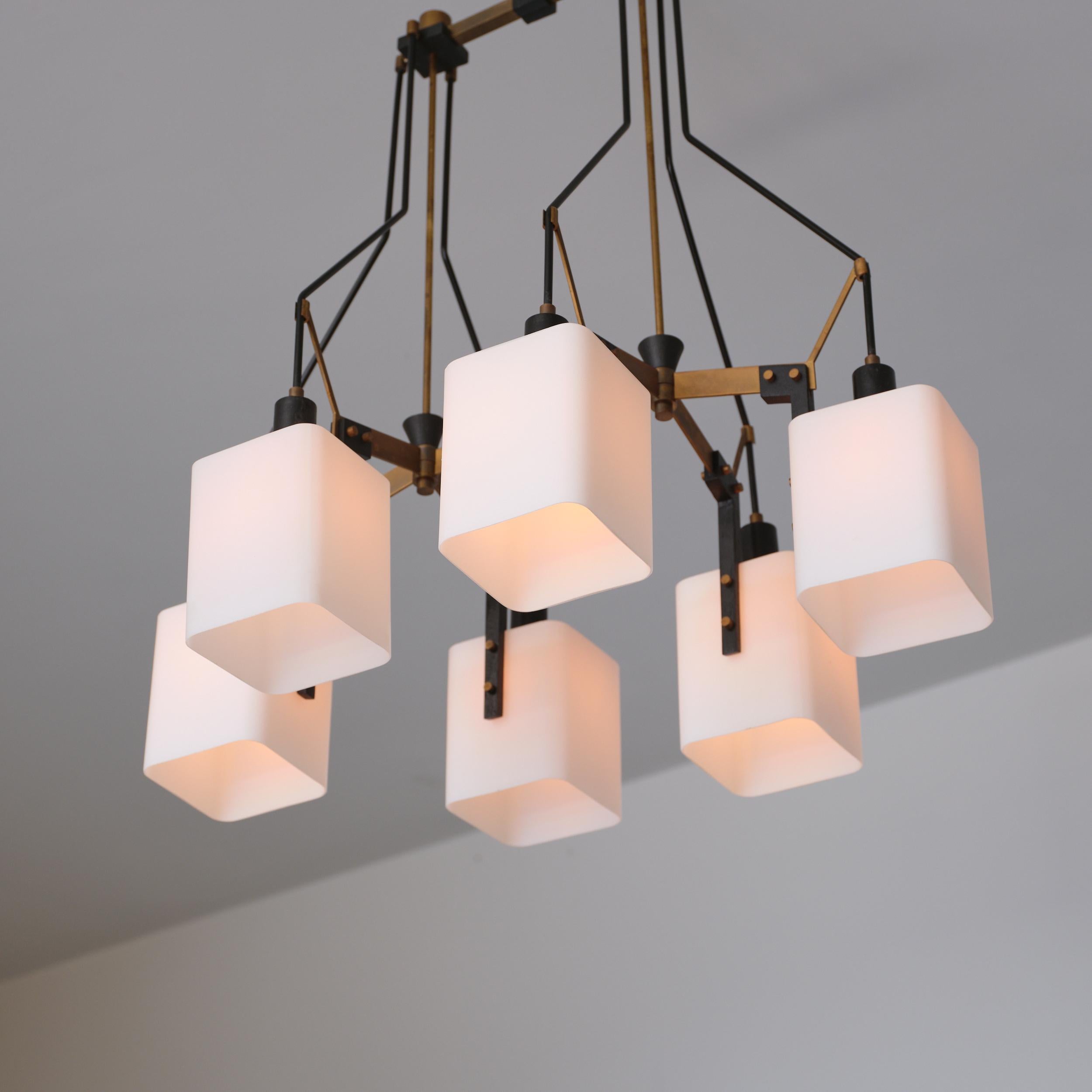 Italiano Lampadario italiano degli anni '50 attribuito a Stilnovo in acciaio smaltato nero e ottone in vendita