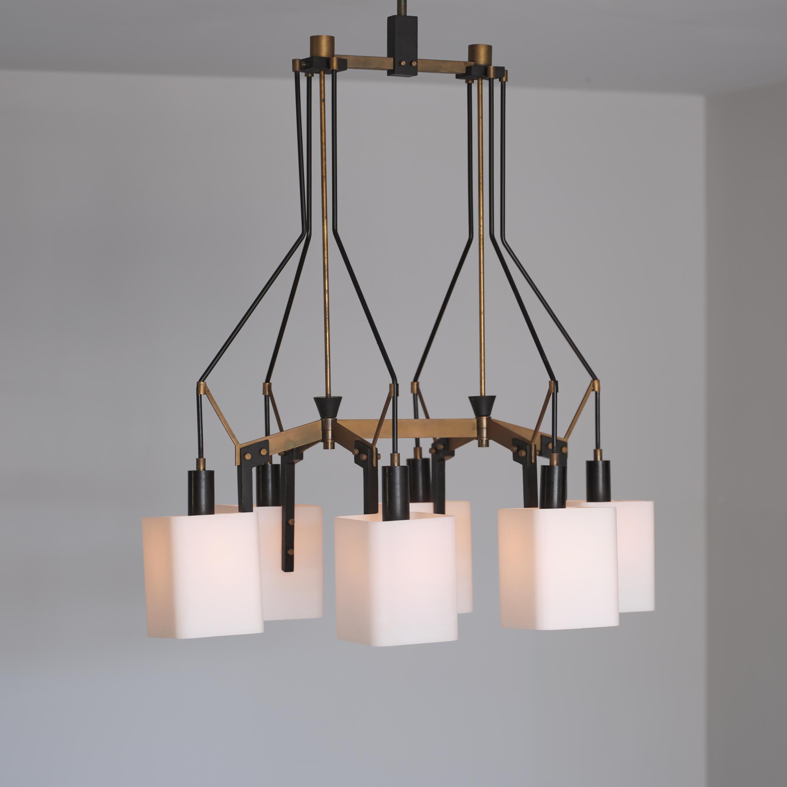 Lampadario italiano degli anni '50 attribuito a Stilnovo in acciaio smaltato nero e ottone In condizioni buone in vendita a Rome, IT