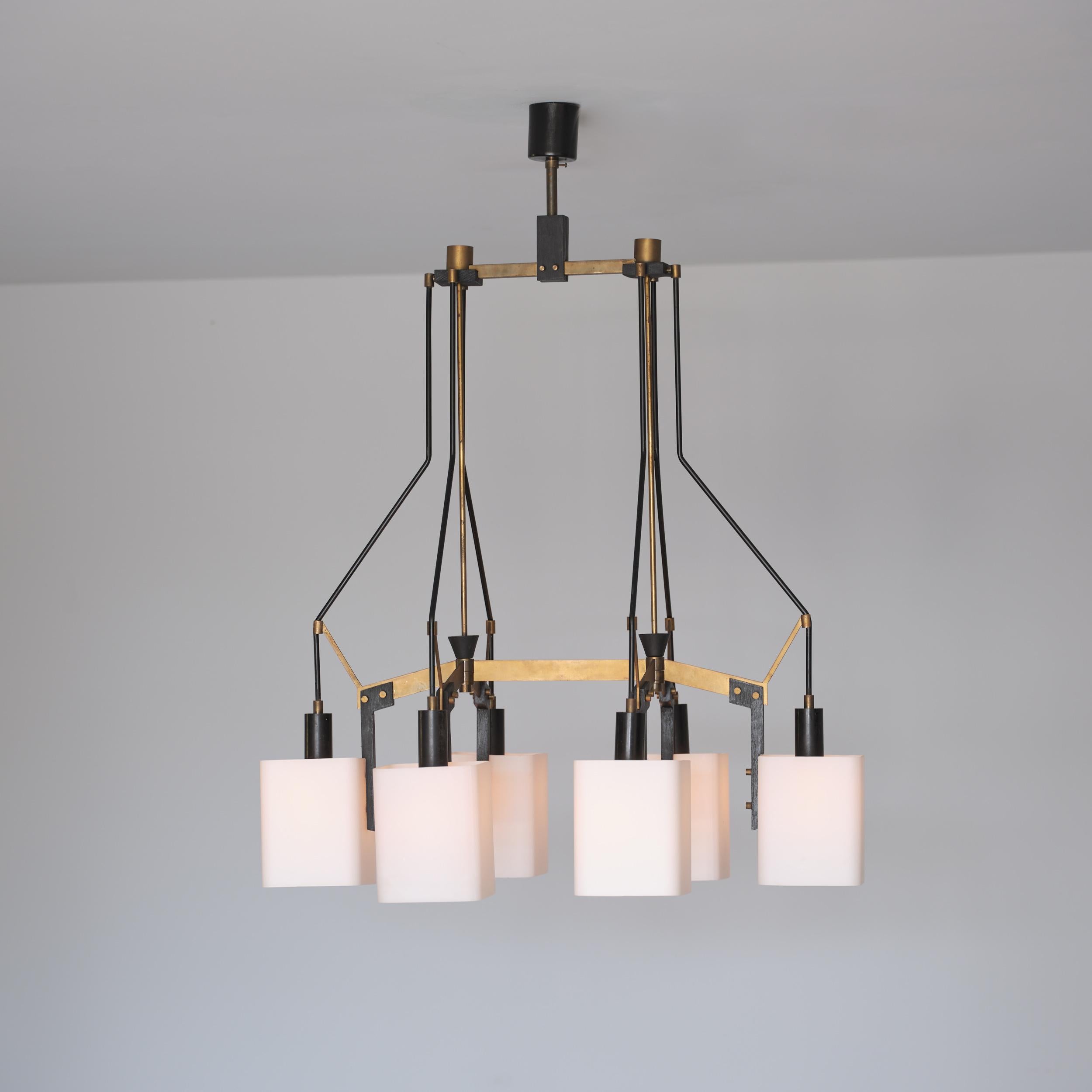 Metà XX secolo Lampadario italiano degli anni '50 attribuito a Stilnovo in acciaio smaltato nero e ottone in vendita