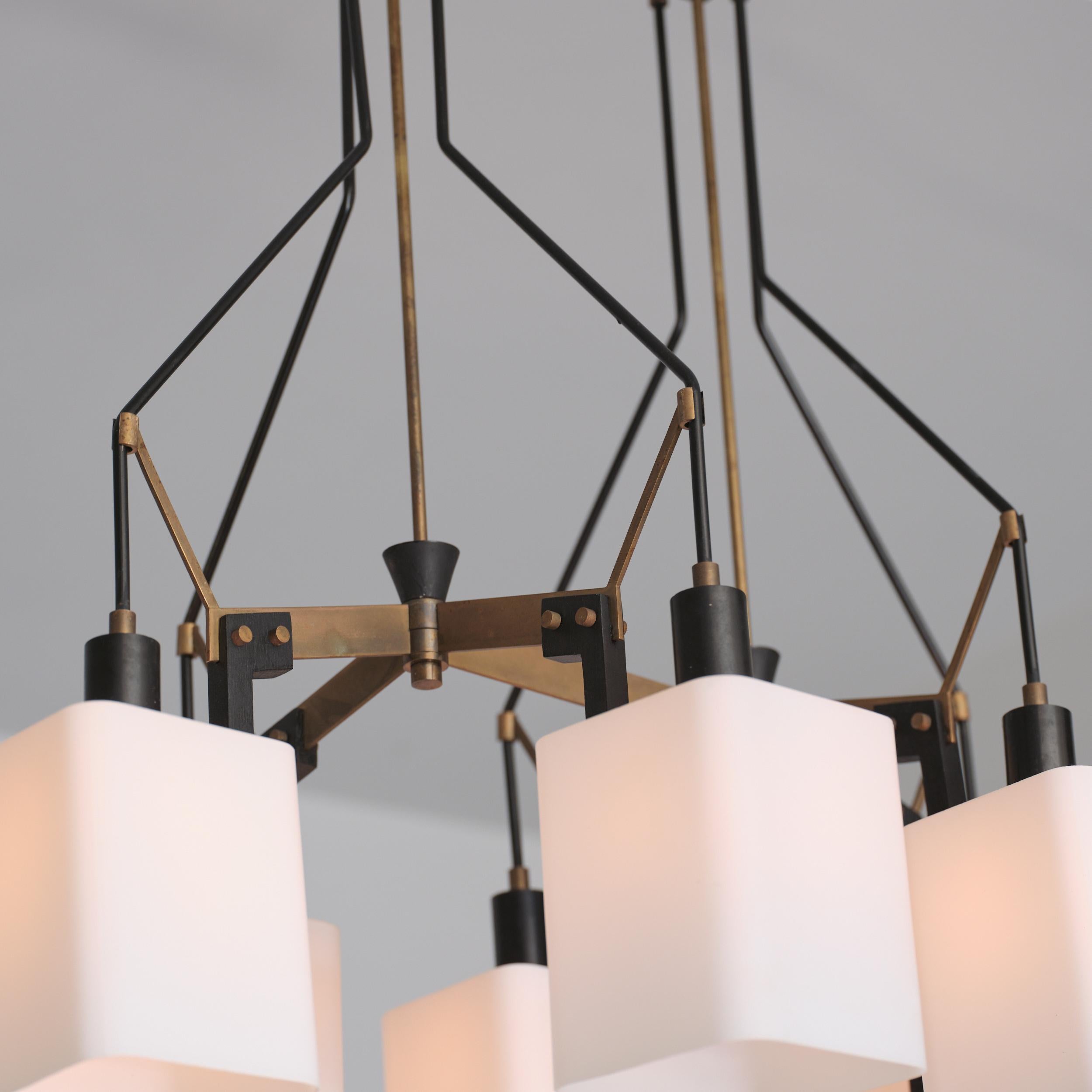 Metallo Lampadario italiano degli anni '50 attribuito a Stilnovo in acciaio smaltato nero e ottone in vendita