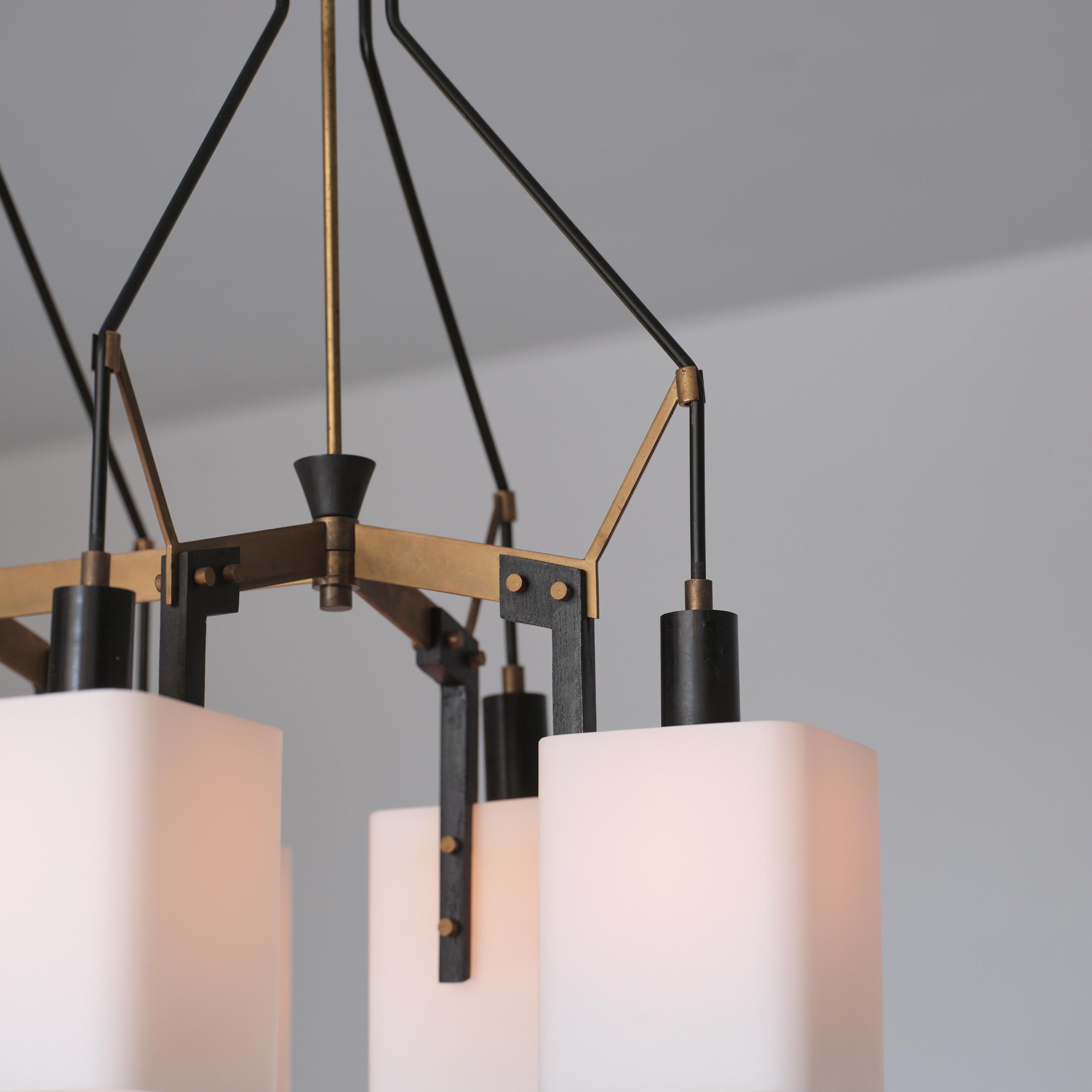 Lampadario italiano degli anni '50 attribuito a Stilnovo in acciaio smaltato nero e ottone in vendita 1
