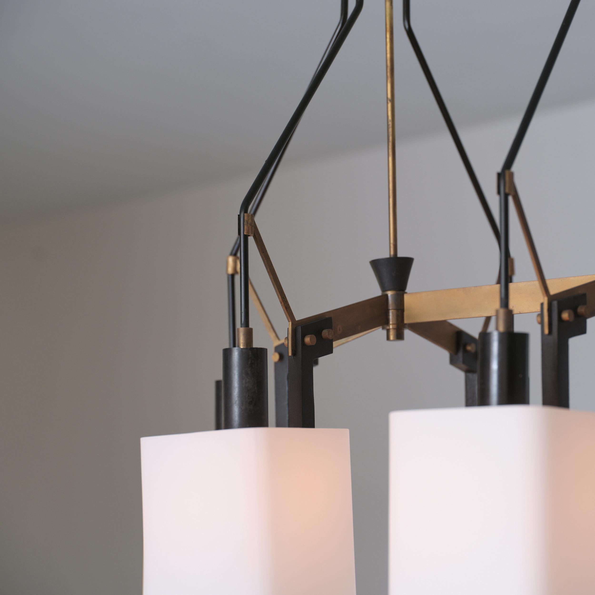 Lampadario italiano degli anni '50 attribuito a Stilnovo in acciaio smaltato nero e ottone in vendita 2