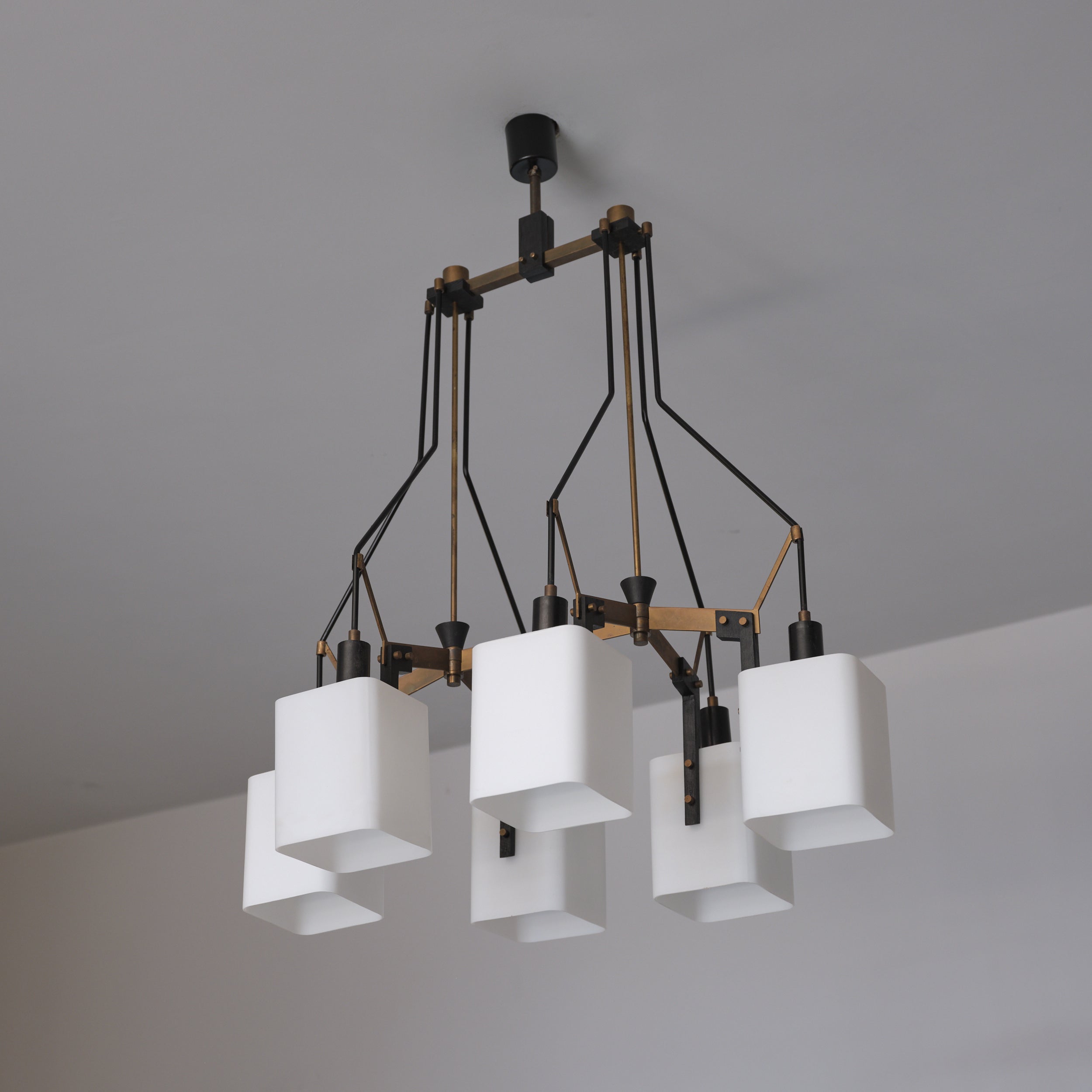 Lampadario italiano degli anni '50 attribuito a Stilnovo in acciaio smaltato nero e ottone in vendita