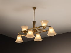 Lustre italien des années 1950 en laiton et abat-jour en verre dépoli