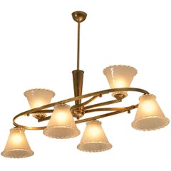 Lustre italien des années 1950 en laiton et abat-jour en verre dépoli