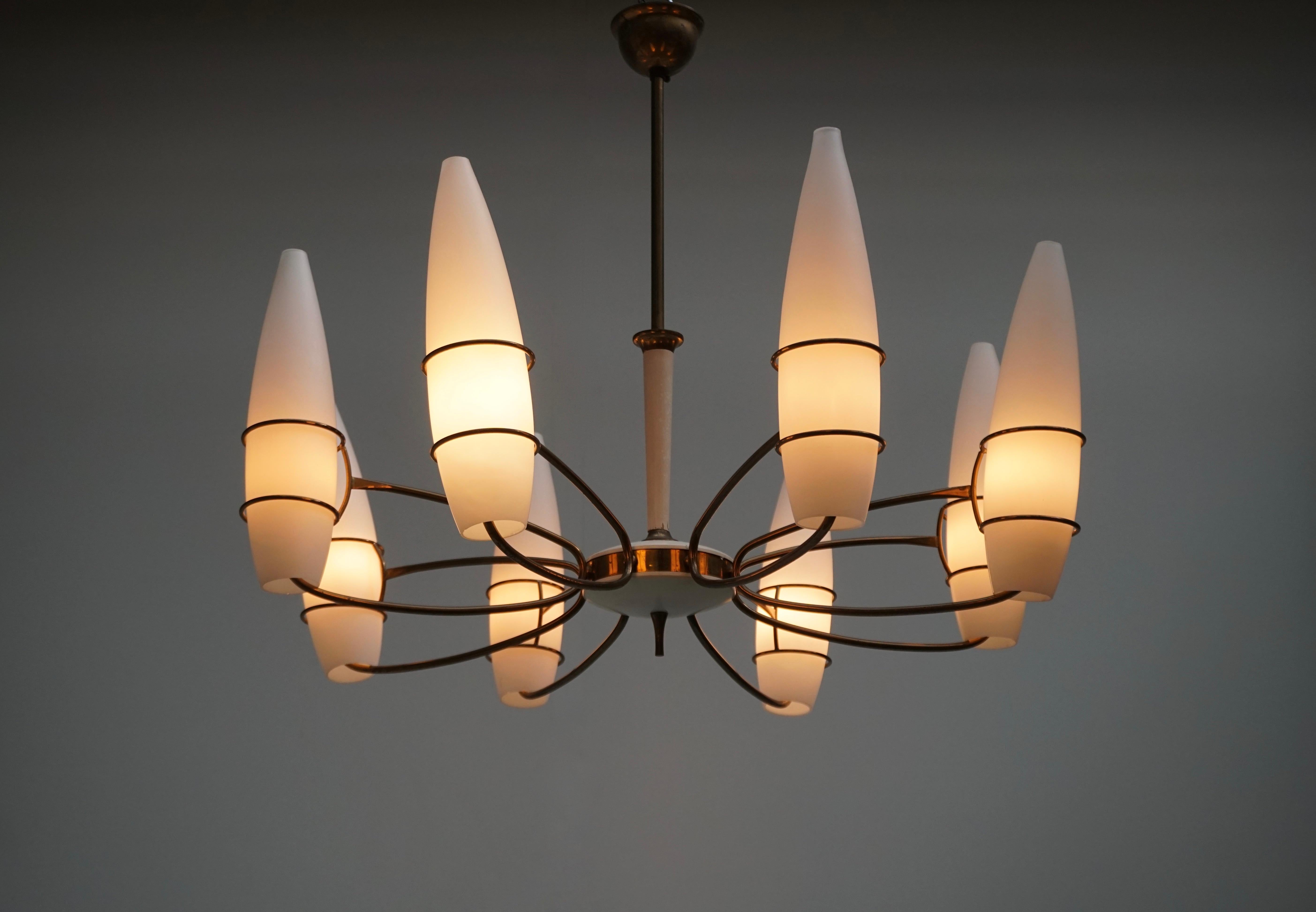 Elegant large 1950s Italian chandelier in brass,wood and opaline glass.
The light requires eight single E14 screw fit lightbulbs (40Watt max.) LED compatible.
