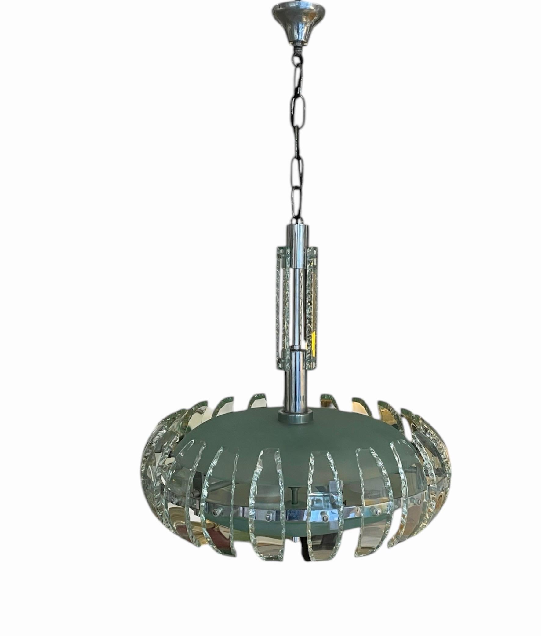 The 1950s Italian Chandelier in the style of Fontana Arte and Pietro Chiesa (Glas) im Angebot