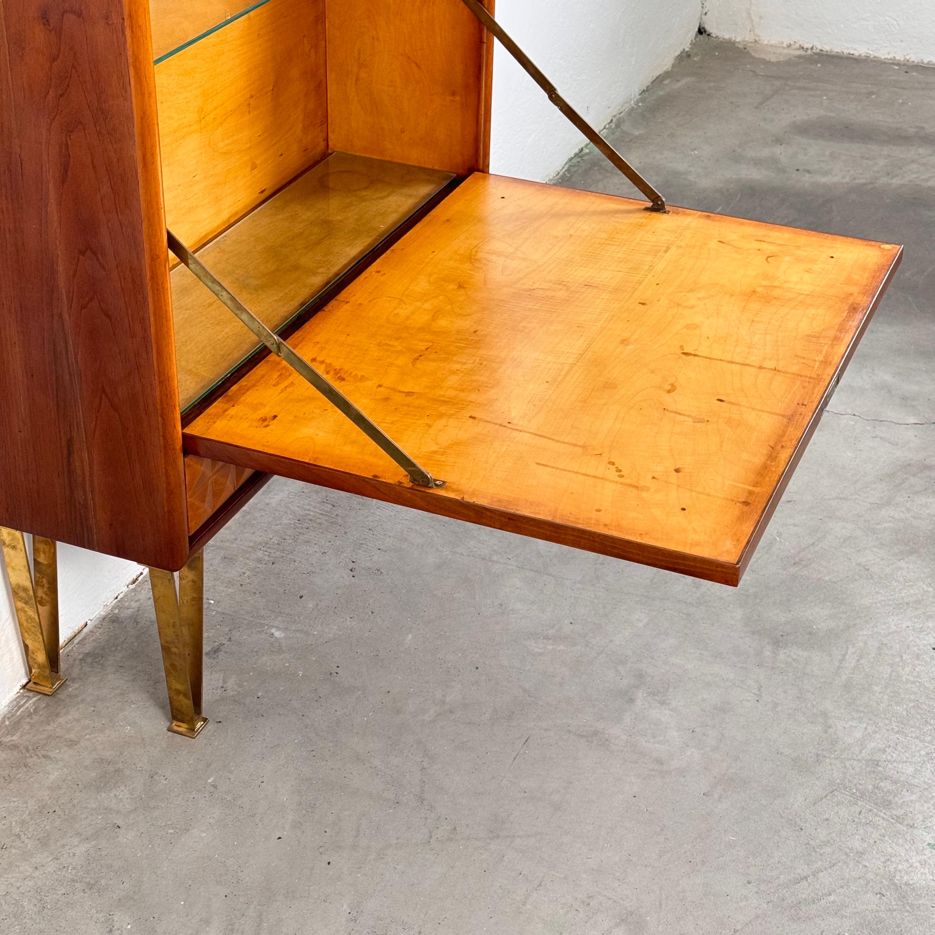 Meuble de bar en cerisier italien des années 1950 avec accents en laiton et incrustation Handcraft en vente 3
