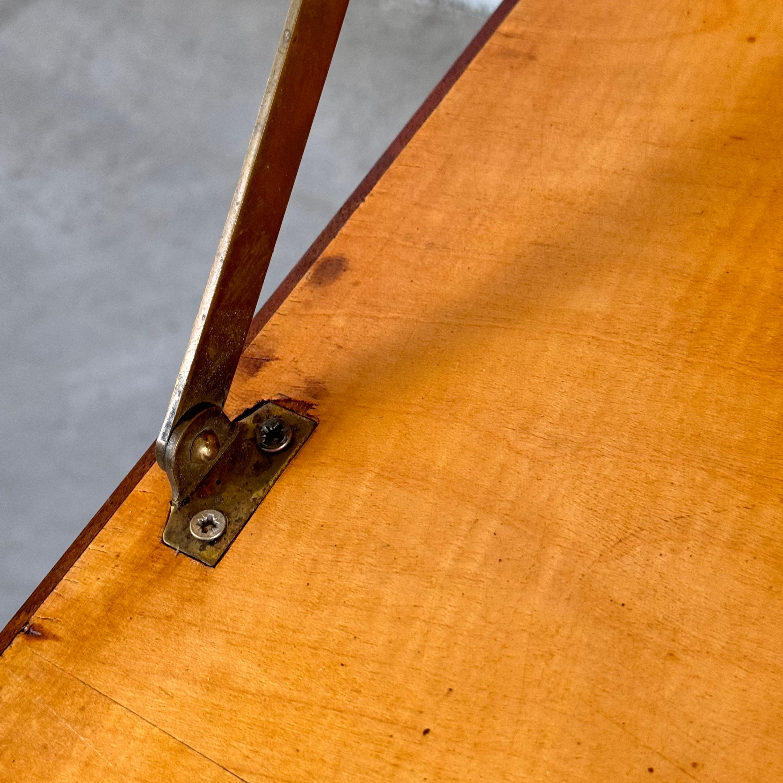 Meuble de bar en cerisier italien des années 1950 avec accents en laiton et incrustation Handcraft en vente 4