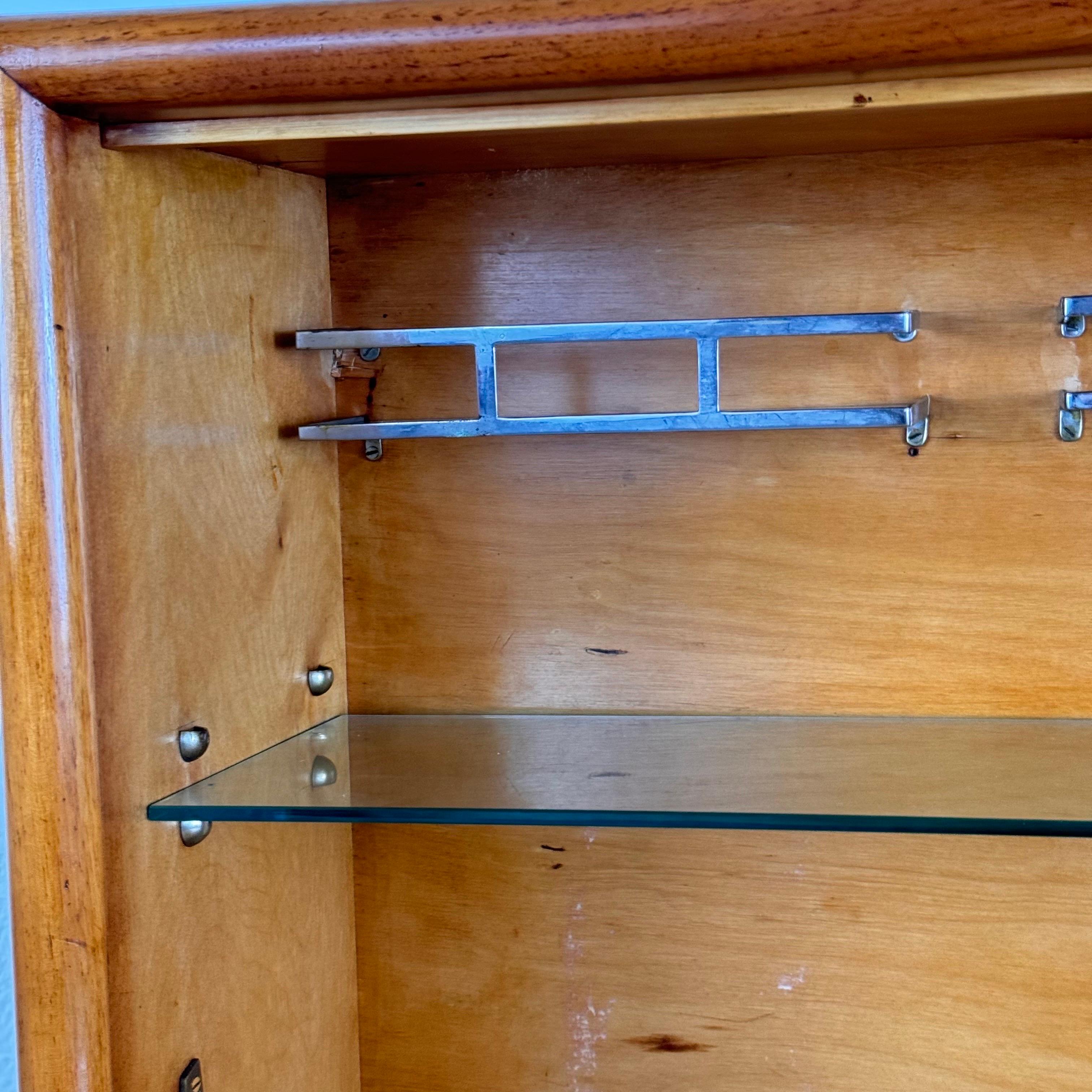 Meuble de bar en cerisier italien des années 1950 avec accents en laiton et incrustation Handcraft en vente 7