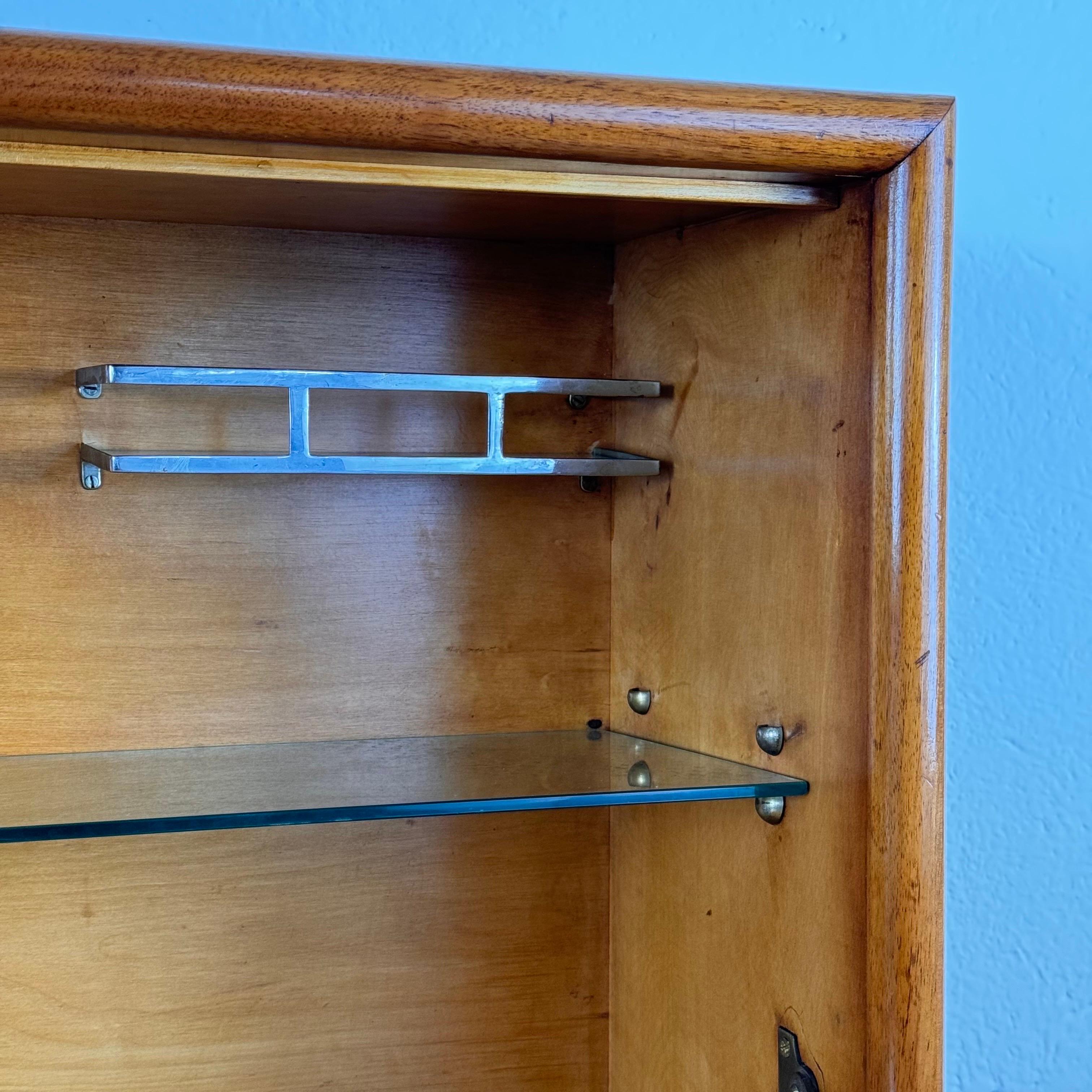 Meuble de bar en cerisier italien des années 1950 avec accents en laiton et incrustation Handcraft en vente 8