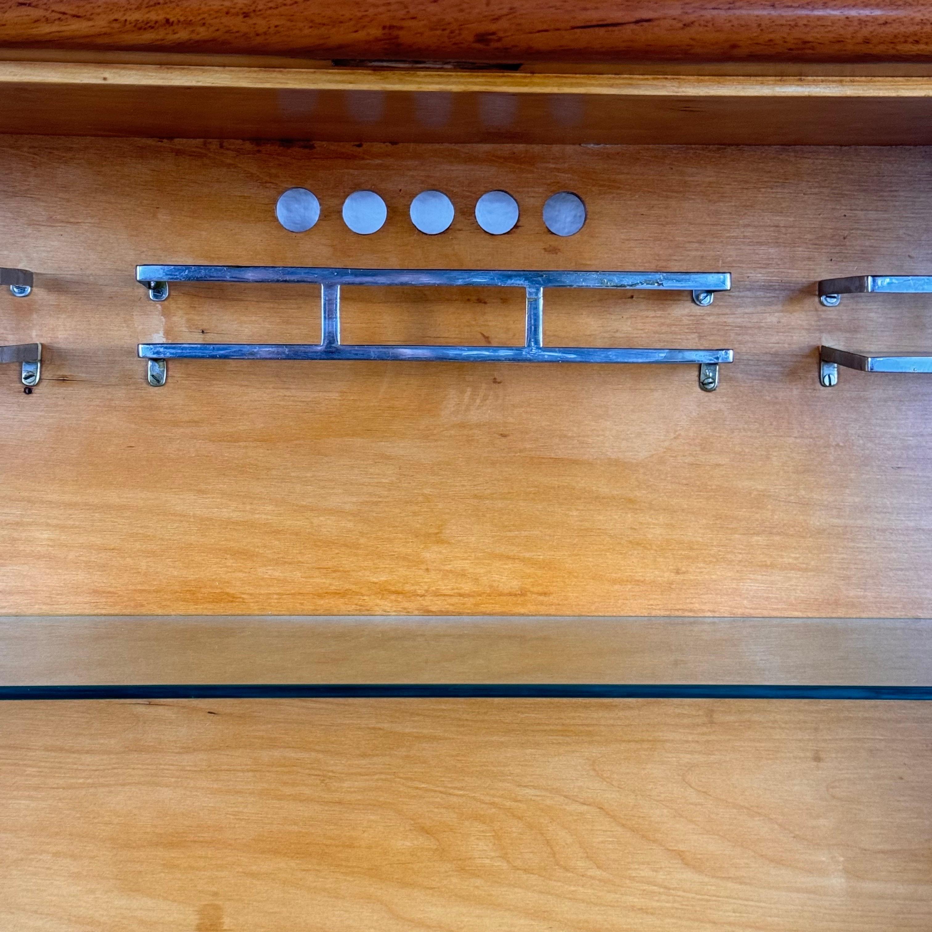 Meuble de bar en cerisier italien des années 1950 avec accents en laiton et incrustation Handcraft en vente 9