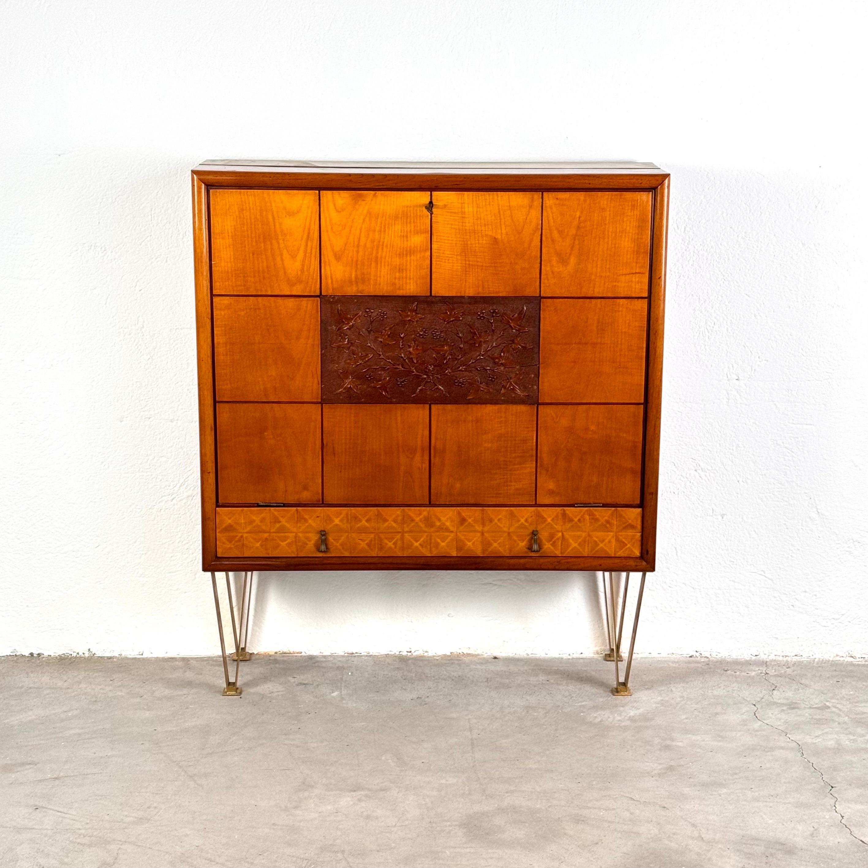 Ce magnifique meuble de bar des années 1950, fabriqué en bois de cerisier, met en valeur le savoir-faire exquis de la production artisanale de Cantù, en Italie. Le meuble présente d'élégants détails en laiton, notamment des poignées de tiroir, des