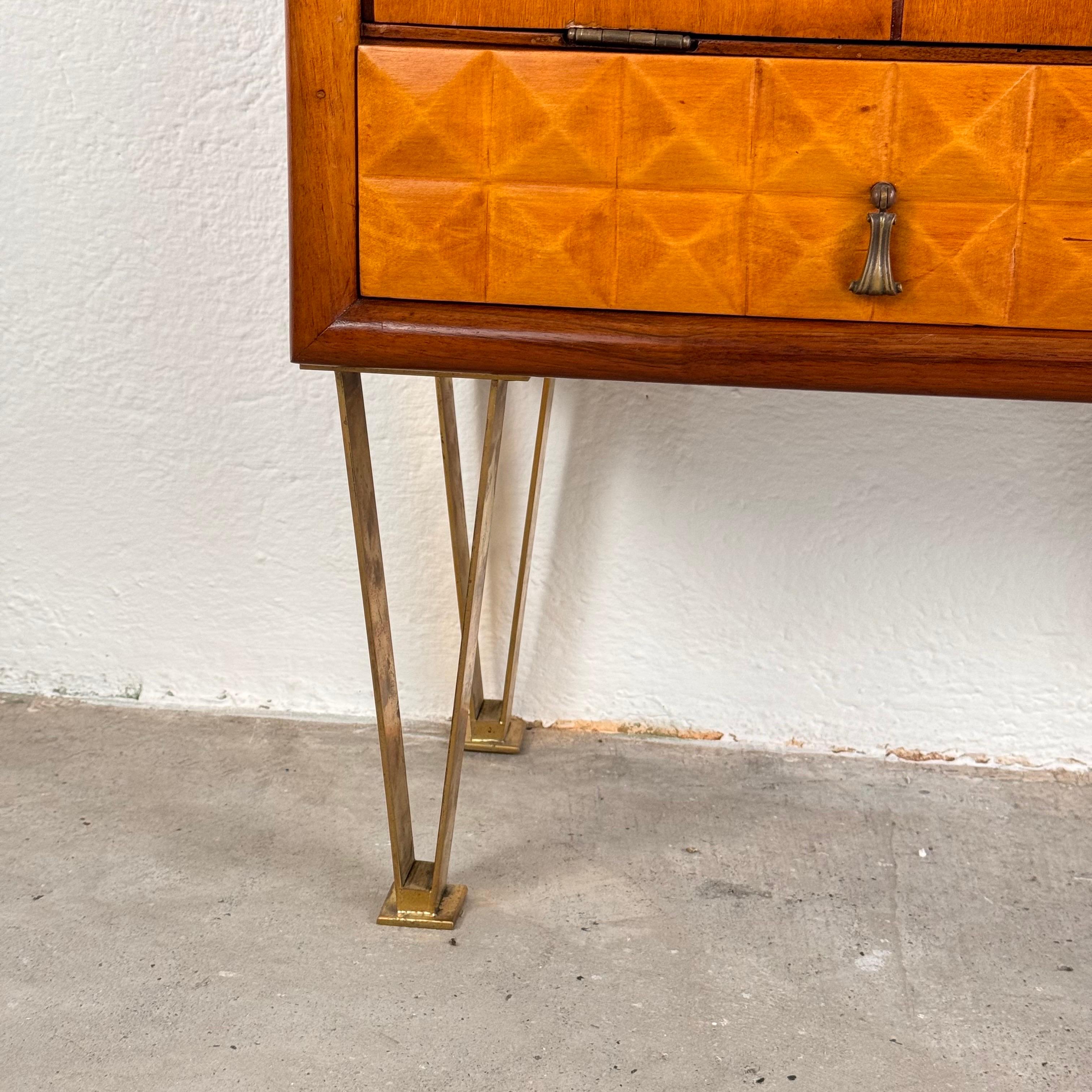 Mid-Century Modern Meuble de bar en cerisier italien des années 1950 avec accents en laiton et incrustation Handcraft en vente