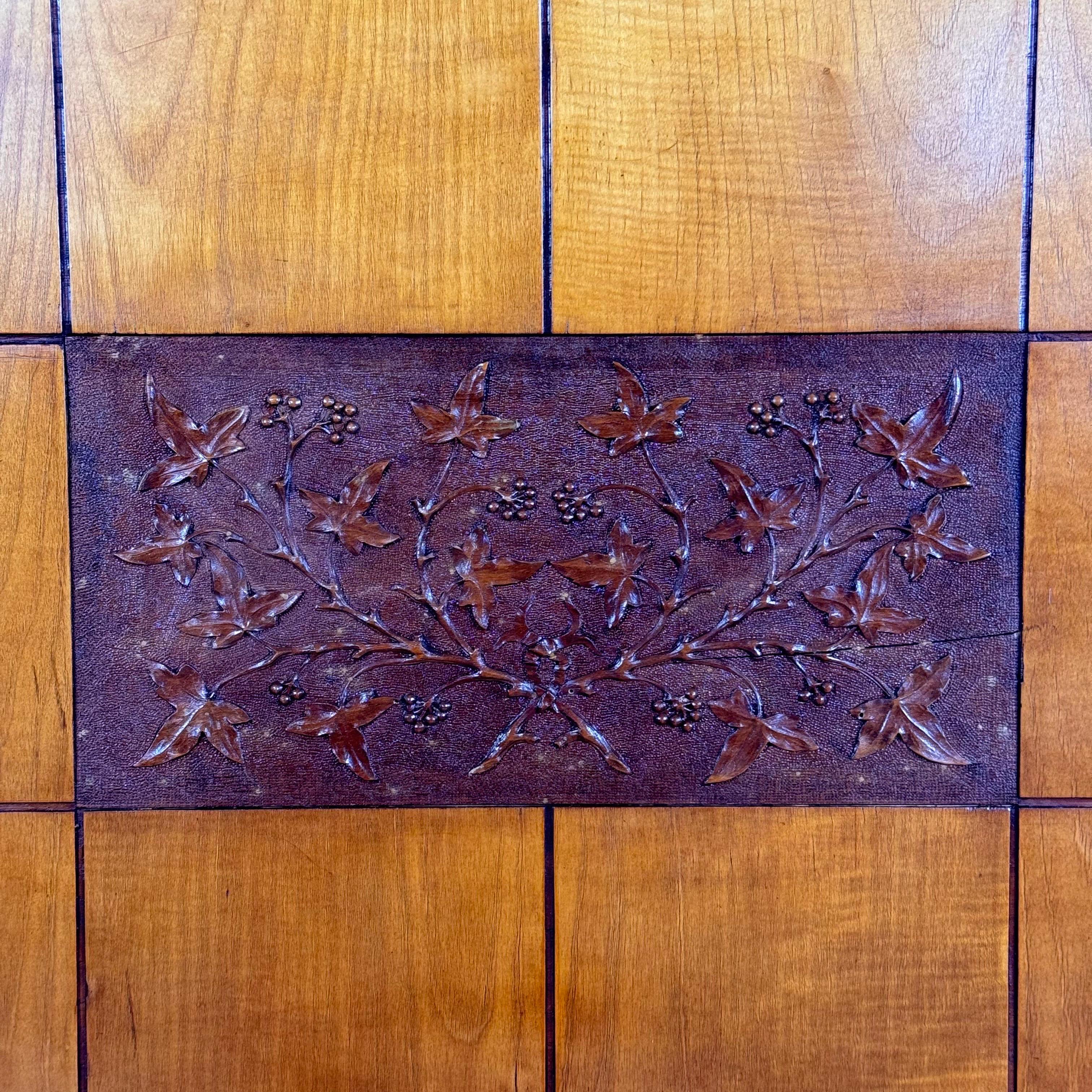 Meuble de bar en cerisier italien des années 1950 avec accents en laiton et incrustation Handcraft Bon état - En vente à Bagnolo Mella, Brescia