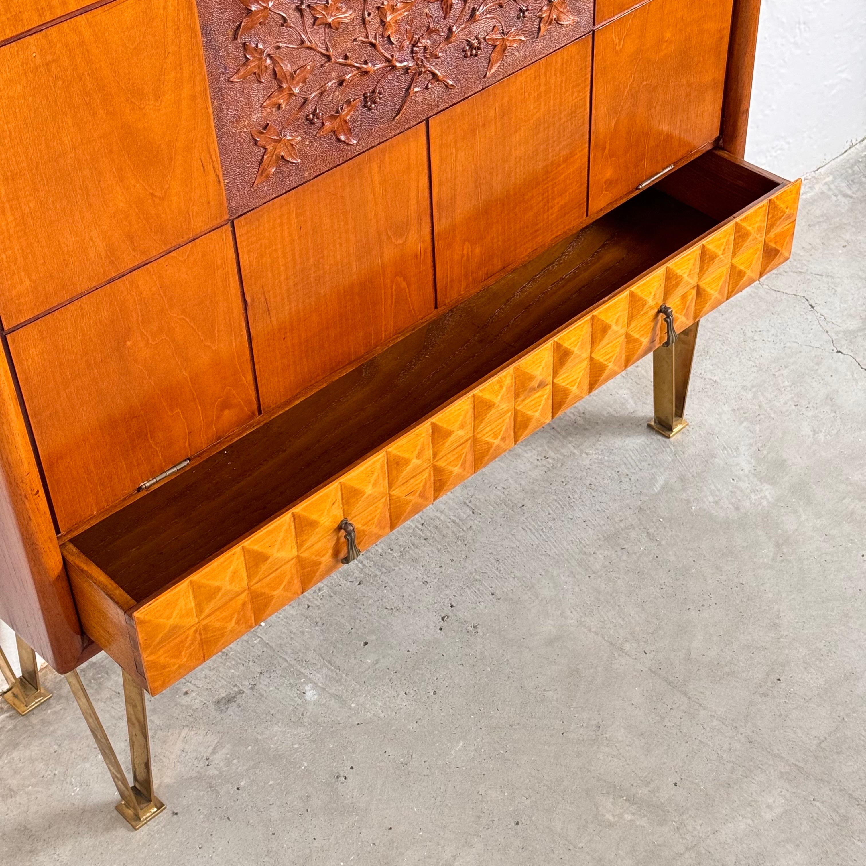 Meuble de bar en cerisier italien des années 1950 avec accents en laiton et incrustation Handcraft en vente 1