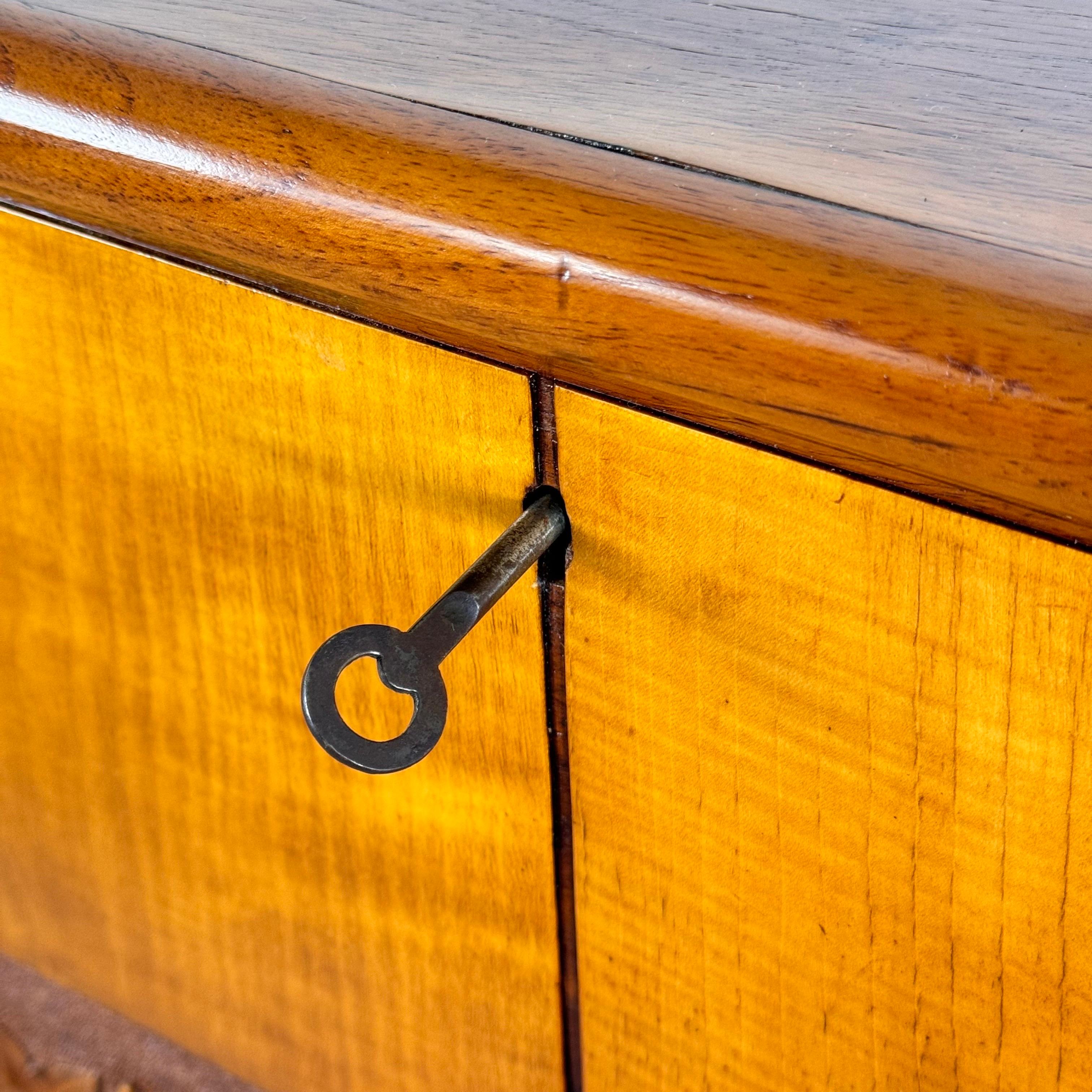 Meuble de bar en cerisier italien des années 1950 avec accents en laiton et incrustation Handcraft en vente 2