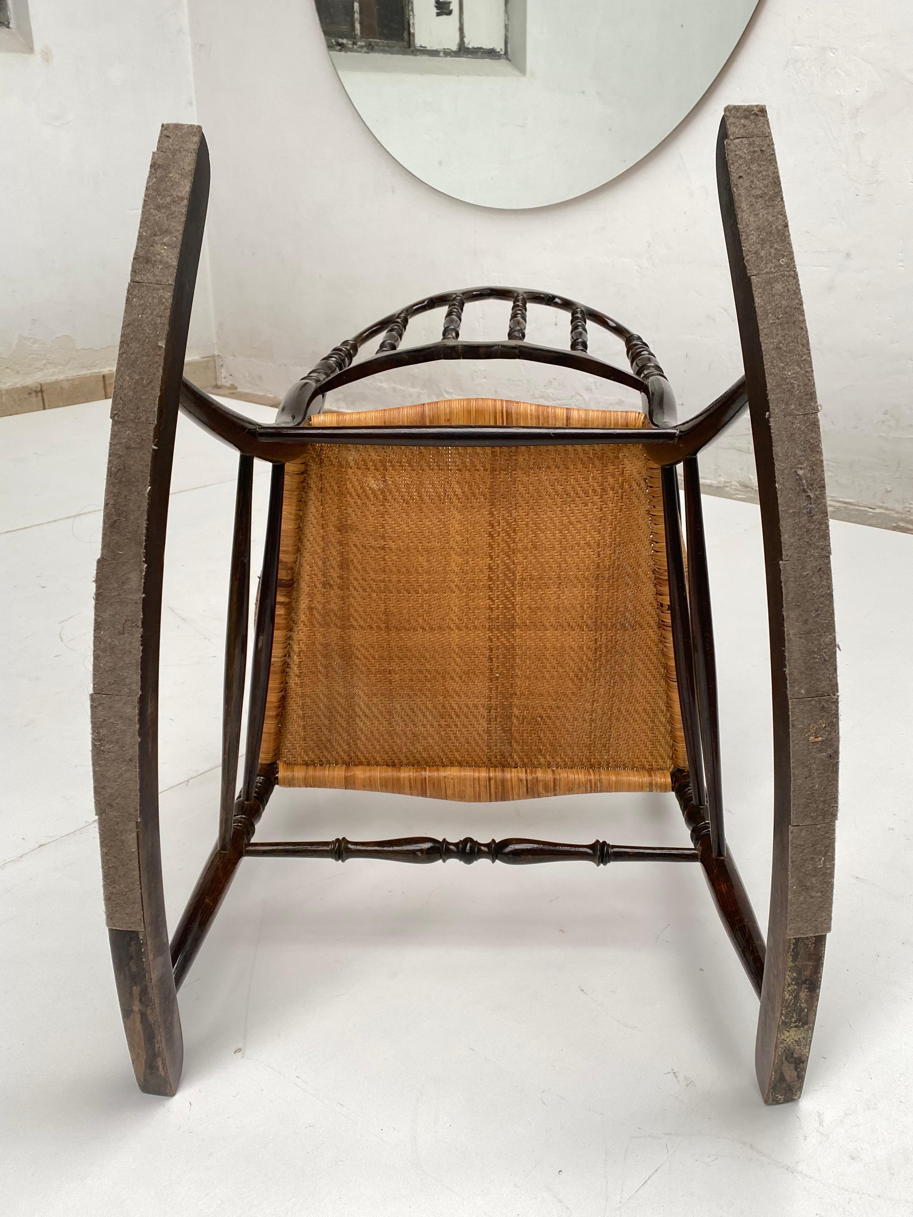 Italienischer Chiavari-Schaukelstuhl aus den 1950er Jahren mit original geflochtenem Sitz im Angebot 9