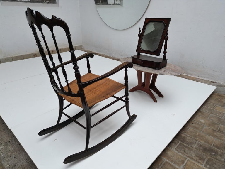 Sedia a dondolo Chiavari italiana degli anni '50 con seduta