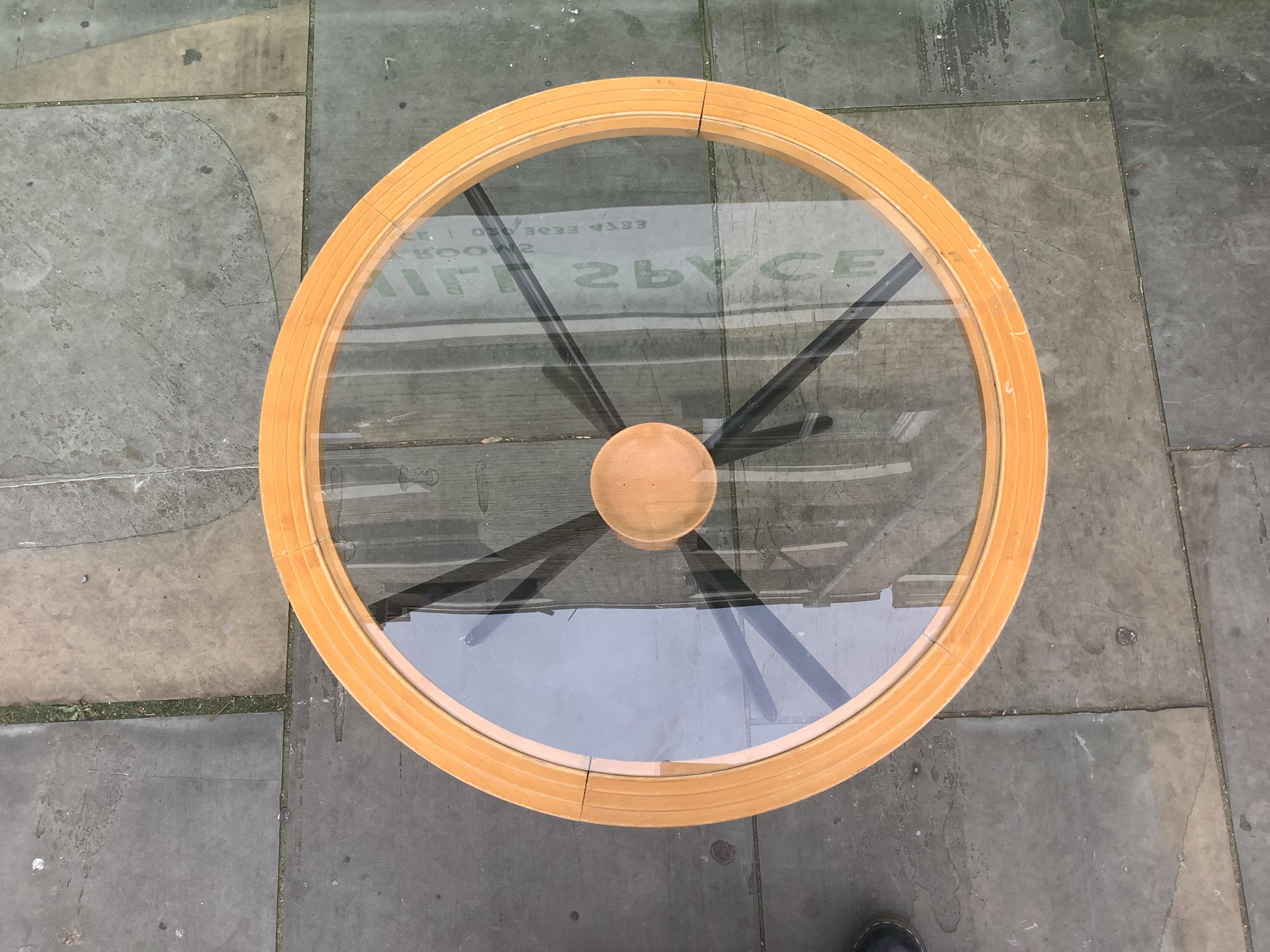 Table basse ronde en verre gravé, faite à la main, en bon état, avec un petit canapé, une table d'appoint, une table de nuit et une table de salon. 
a été conçue par Paolo Buffa, reposant sur quatre pieds en bois courbés.Usure conforme à l'âge et à