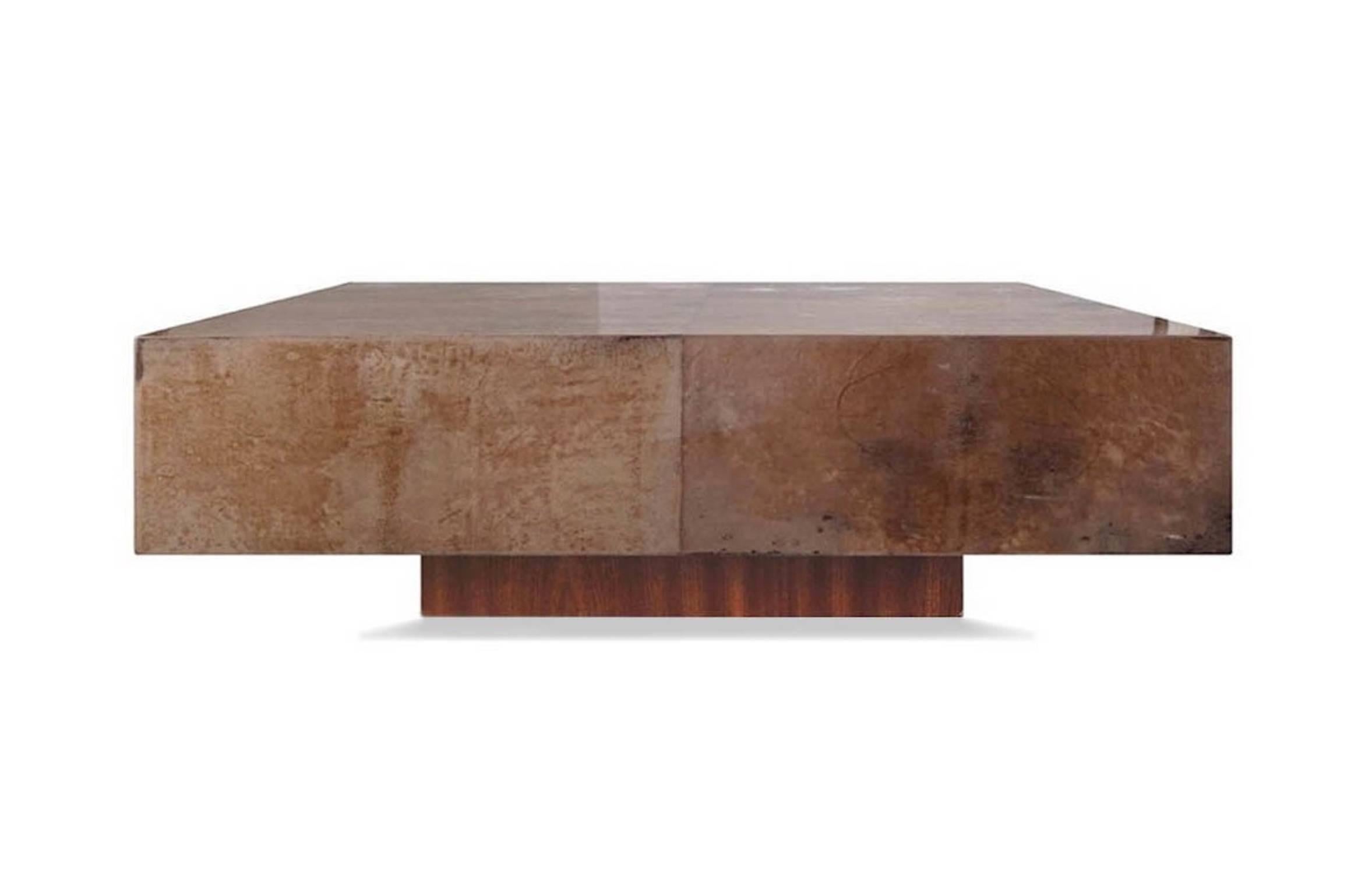Coffee table in goatskin leather color light tan, tie dye effect, rich of warm shades that go from beige to brown; indeed a very artistic craftmanship of leather dyeing.
The top is a parallelepiped in parchment goatskin, polished lacquer high gloss