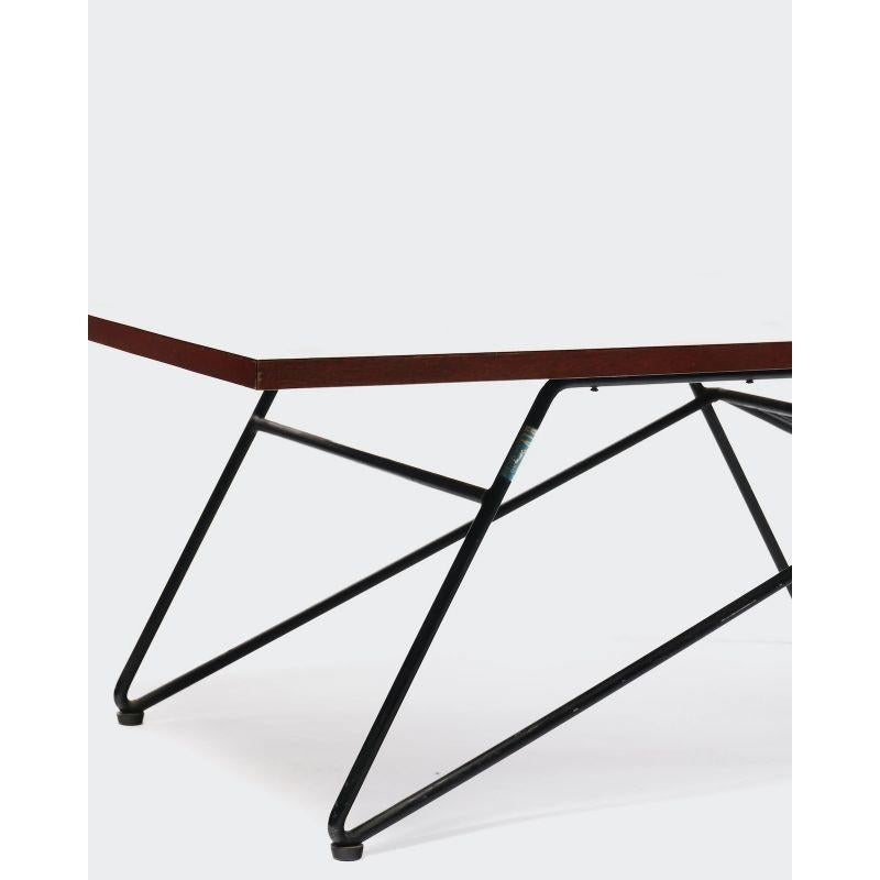 Table basse italienne du milieu du siècle avec porte-revues vers les années 1950.

La table est fabriquée en bois avec un plateau en formica et des pieds en métal peint.


Dimension : H37 x W98 x D51 cm.