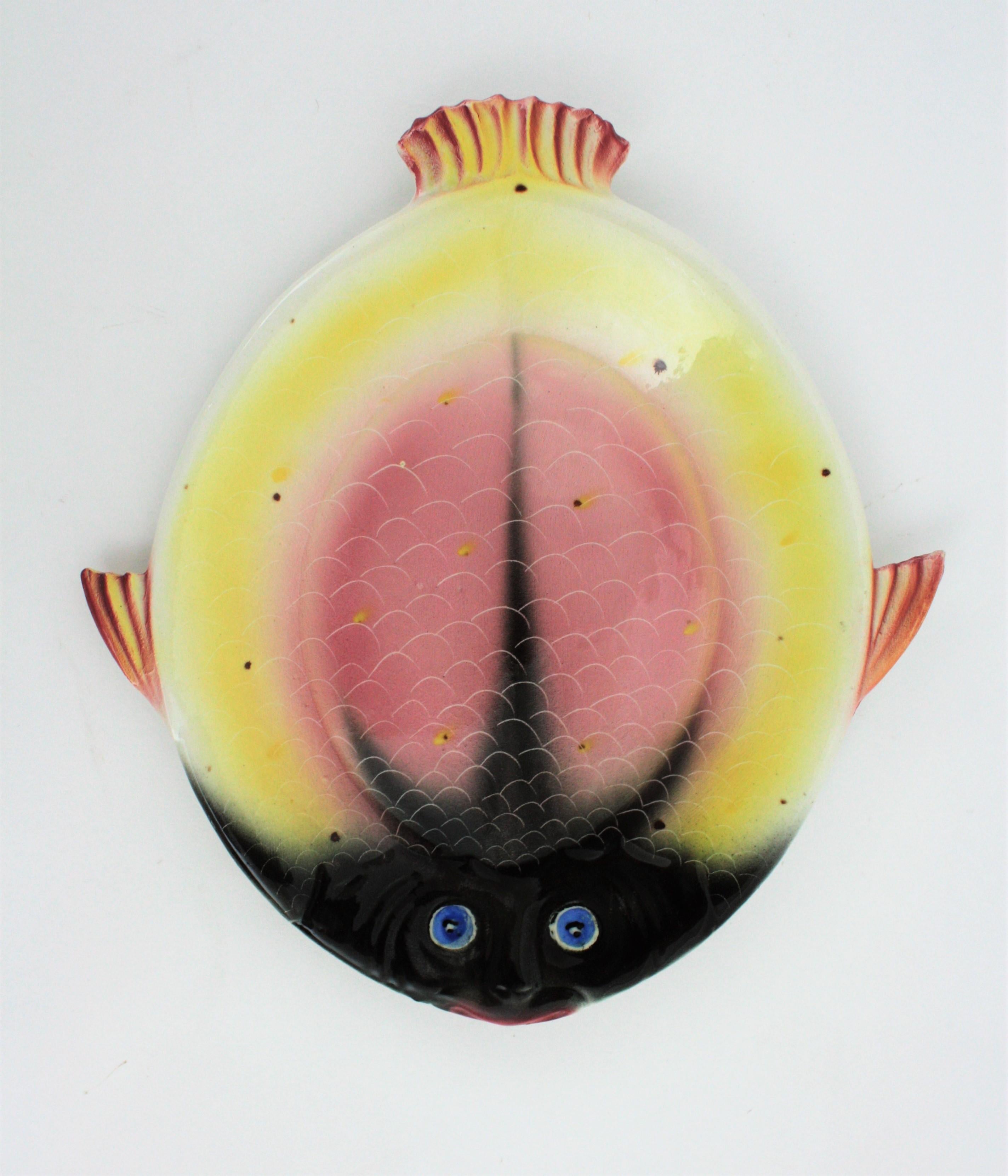 A lovely glazed ceramic sole fish in pink, yellow and black color. An attractive piece to use as vide-poche, decorative dish or wall decoration.
Italy, 1950s. (Marked Italy on the back).
