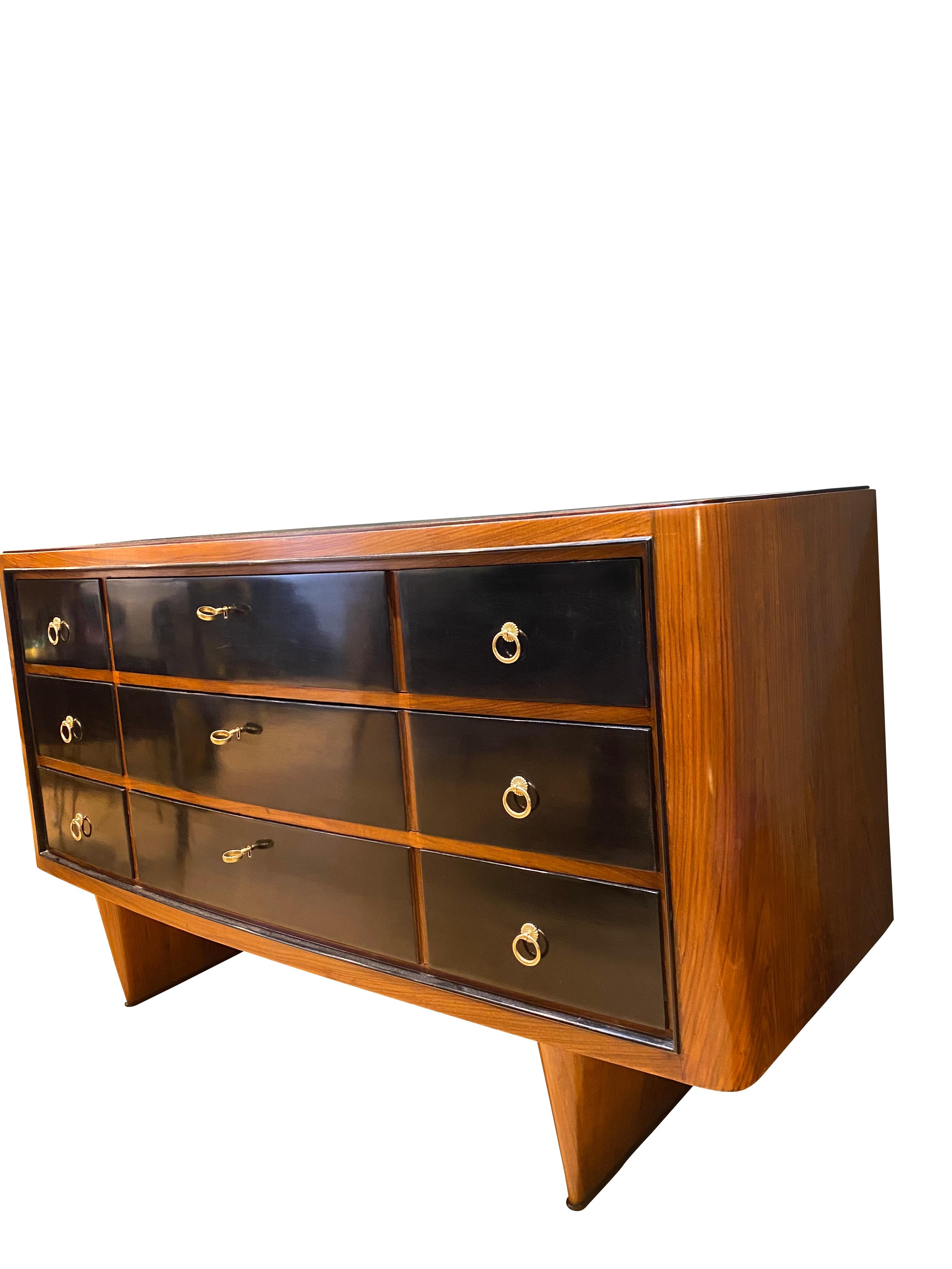 An imposing 6 drawer commode in walnut with black lacquered facier.



 