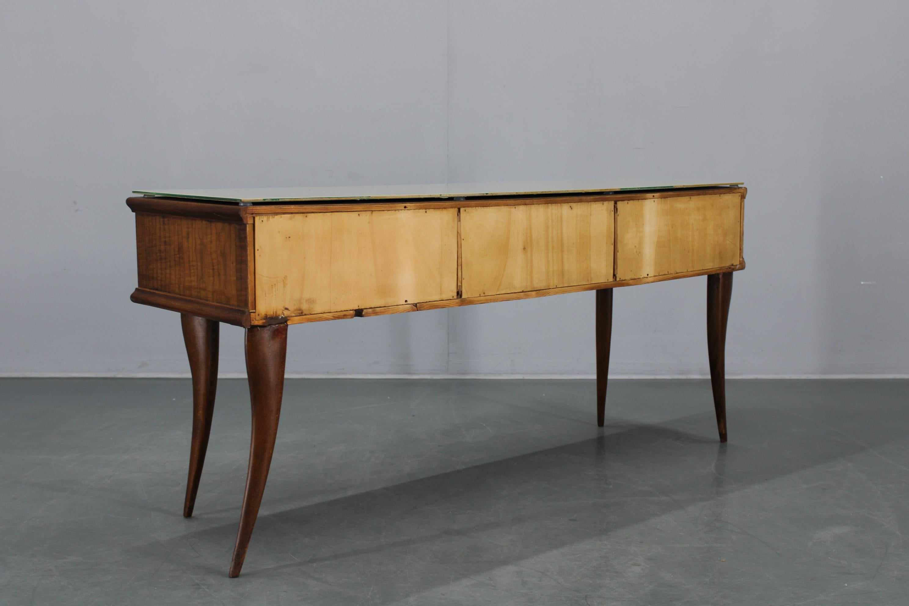 Consola italiana de los años 50 en acabado nogal con tapa de cristal en venta 3